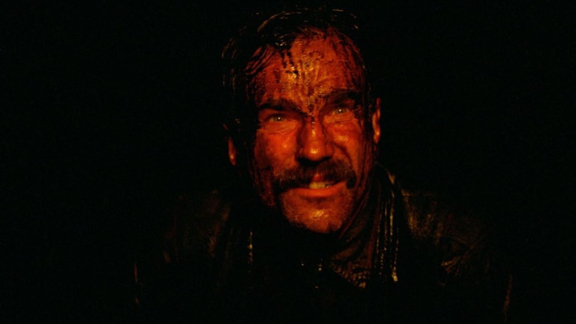 El actor Daniel Day-Lewis sonríe con gotas de petróleo en su rostro