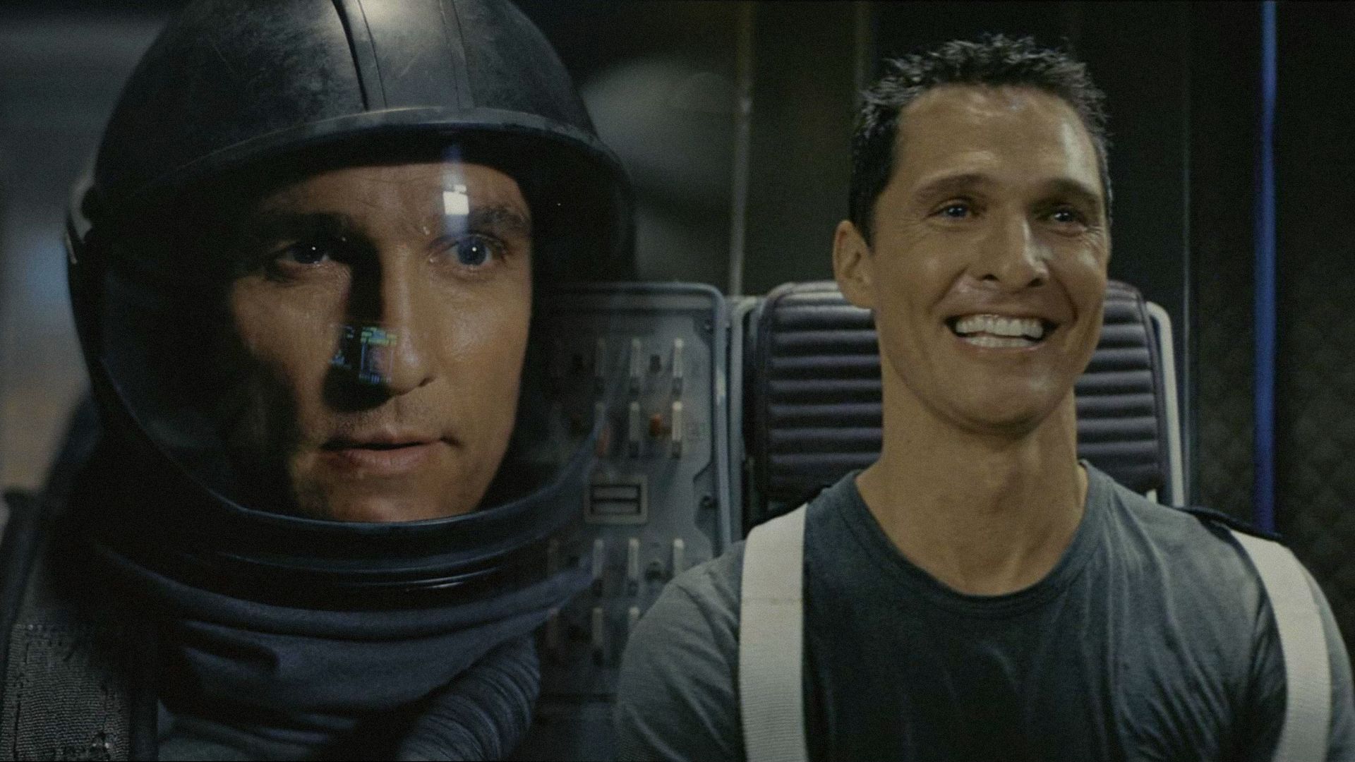 El actor Matthew McConaughey sonríe en traje espacial y sin él