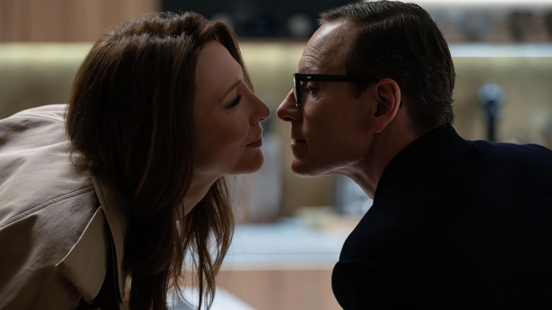 Los actores Cate Blanchett y Michael Fassbender se besan contra un fondo borroso