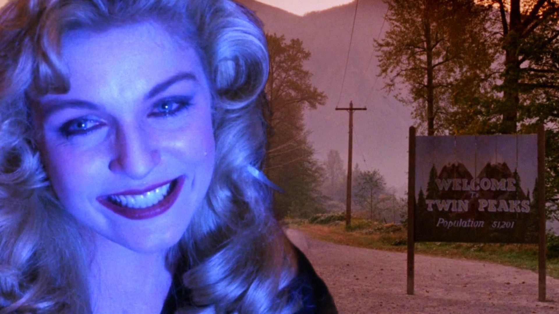 La actriz Sheryl Lee sonríe bajo una luz azul junto a una calle con un cartel de madera que dice Twin Peaks