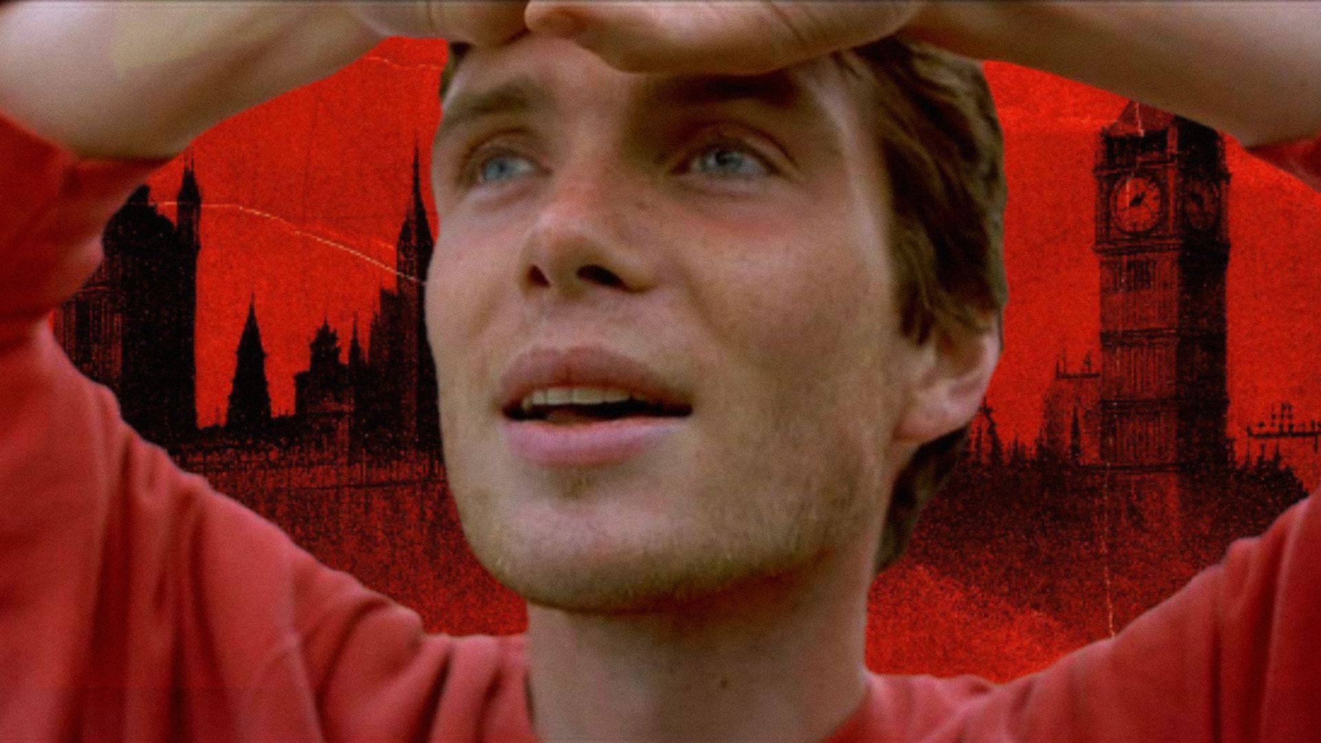 El actor Cillian Murphy levanta las manos a su cabeza y sonríe contra el fondo del horizonte de Londres en tonos rojos