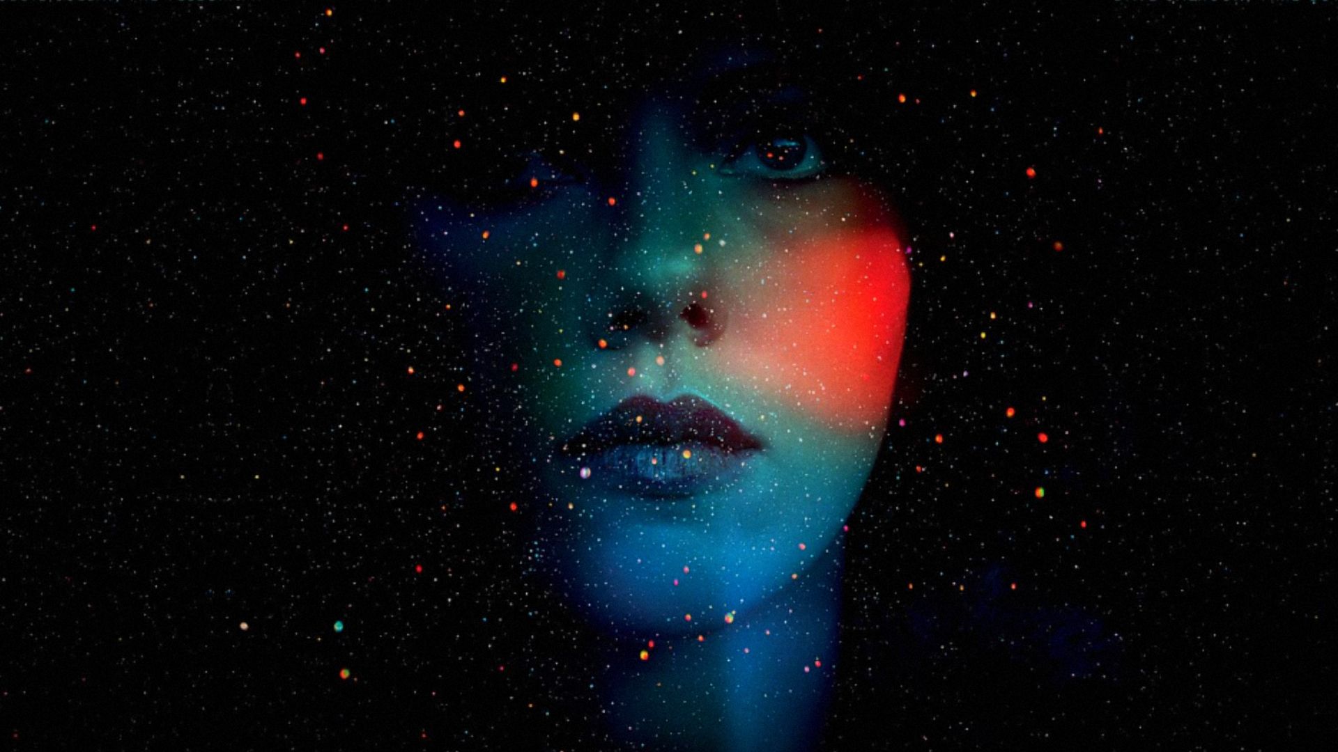 El rostro de la actriz Scarlett Johansson contra un fondo negro estrellado