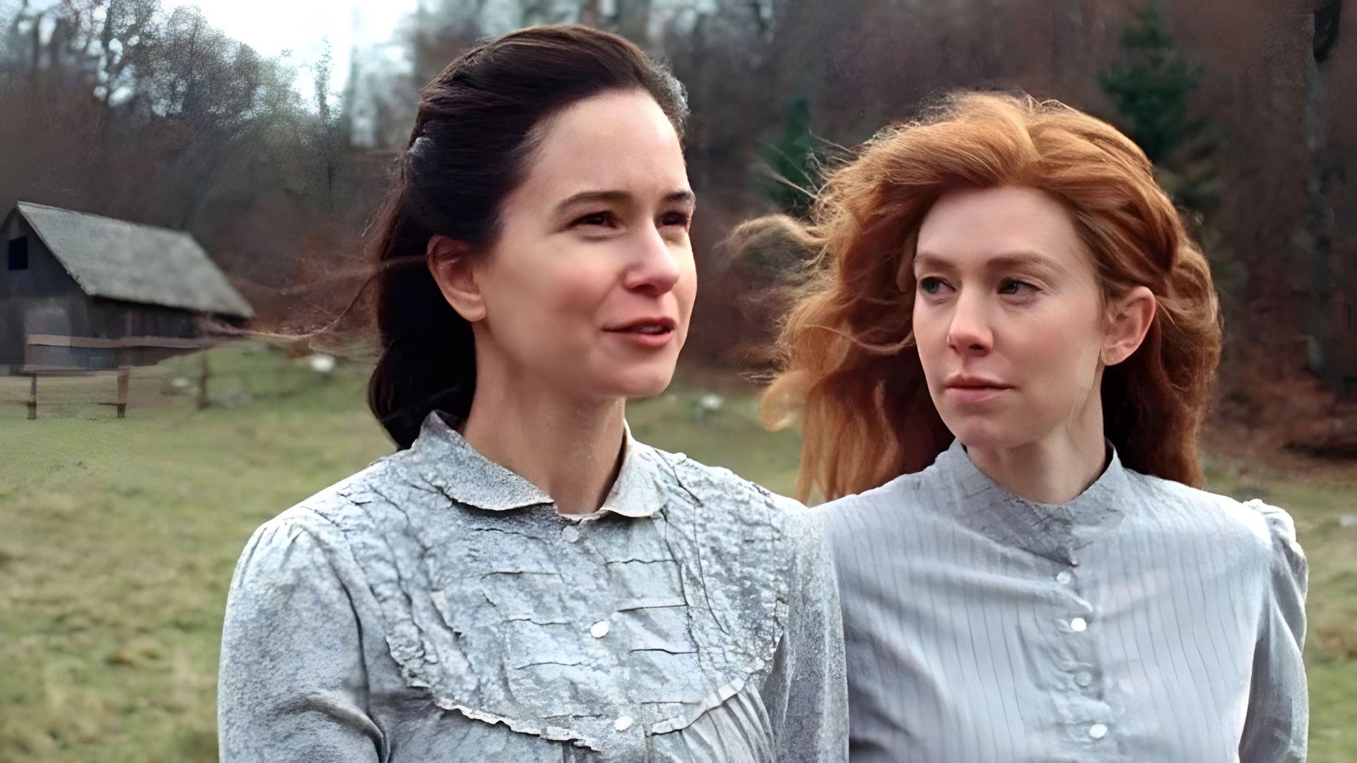Vanessa Kirby y Katherine Waterston con atuendos vintage caminando por un campo