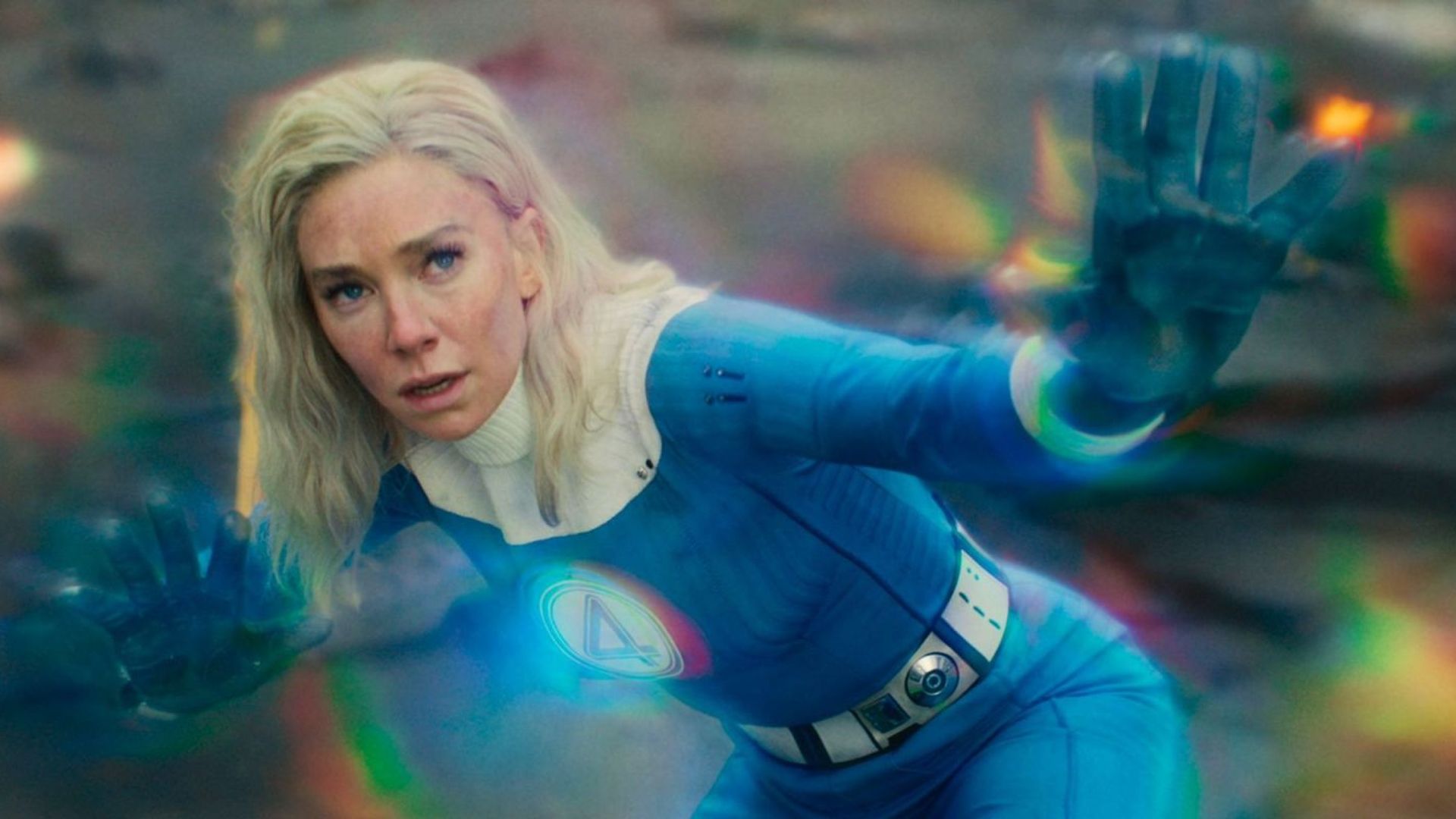 Vanessa Kirby en un traje de Fantastic Four usa su superpoder con energías de arcoíris brillando a su alrededor
