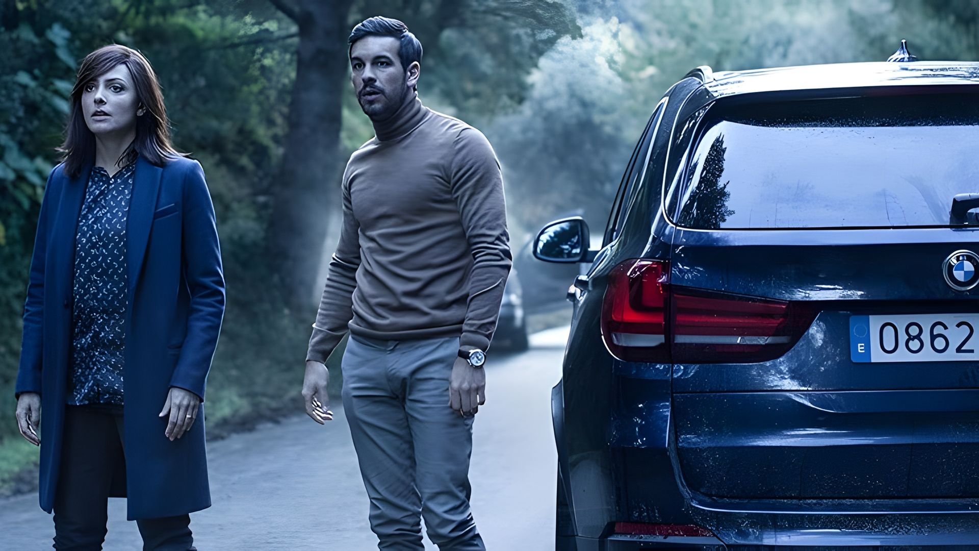 Mario Casas y Ana Wagener con expresiones de sorpresa parados en la calle, paleta de colores fríos