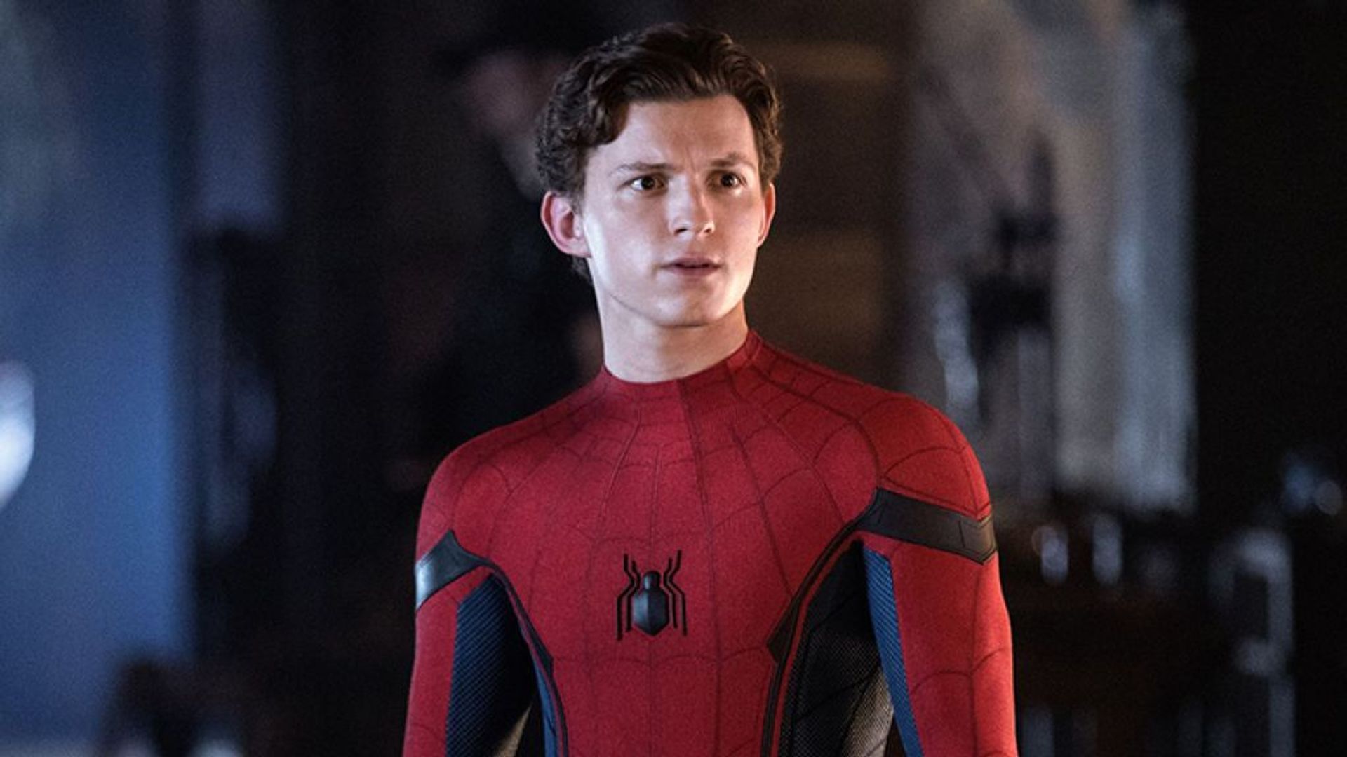 Tom Holland con el traje de Spider-Man y expresión de sorpresa