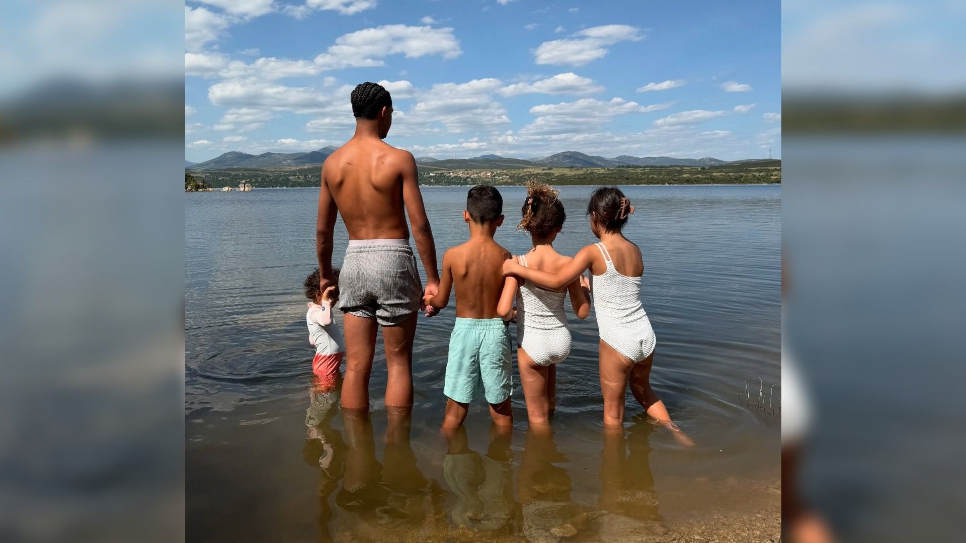 Los cinco hijos de Cristiano Ronaldo de espaldas a la cámara en el agua