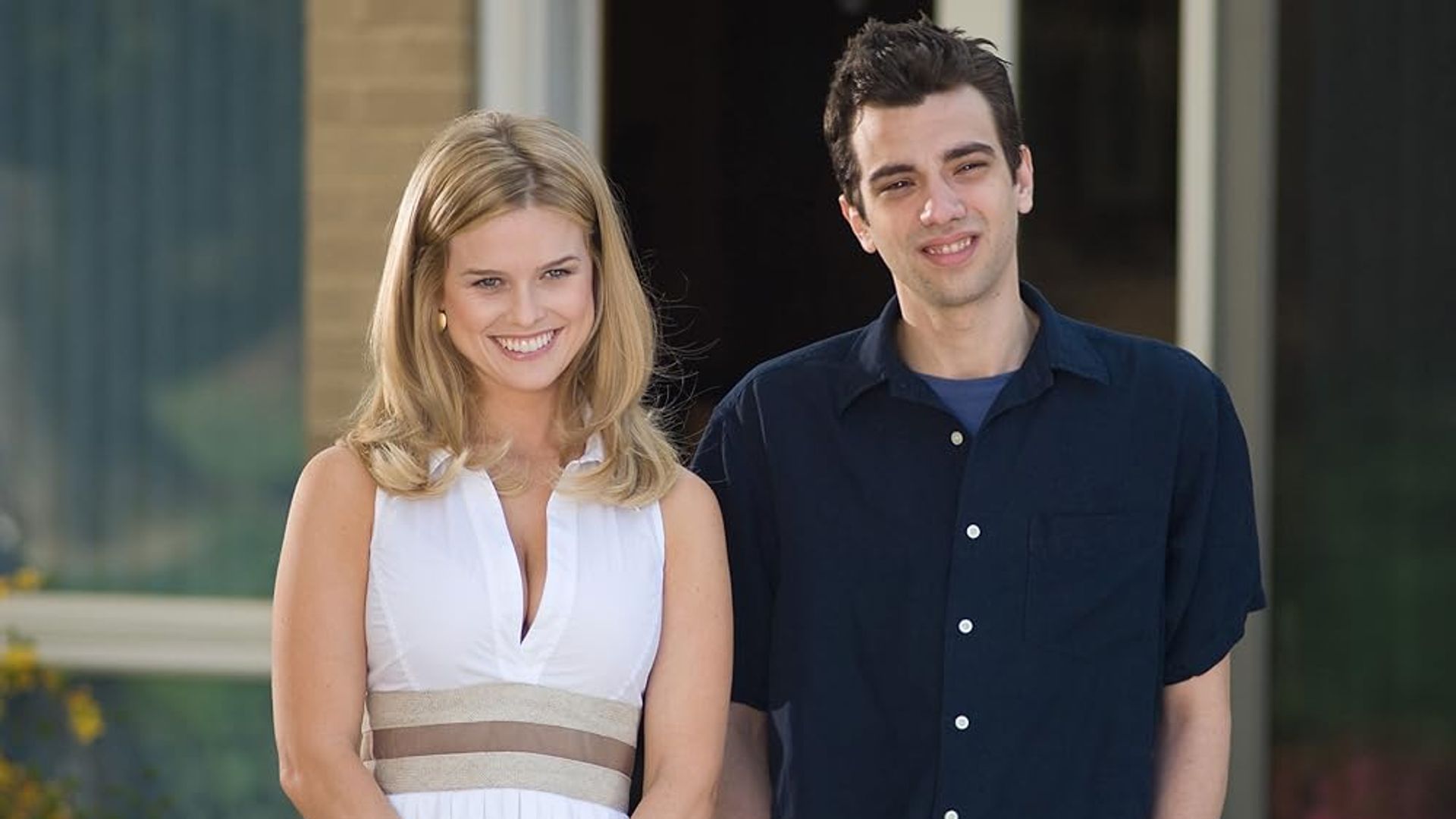 Jay Baruchel y Alice Eve de pie uno al lado del otro en la calle, una escena de la película
