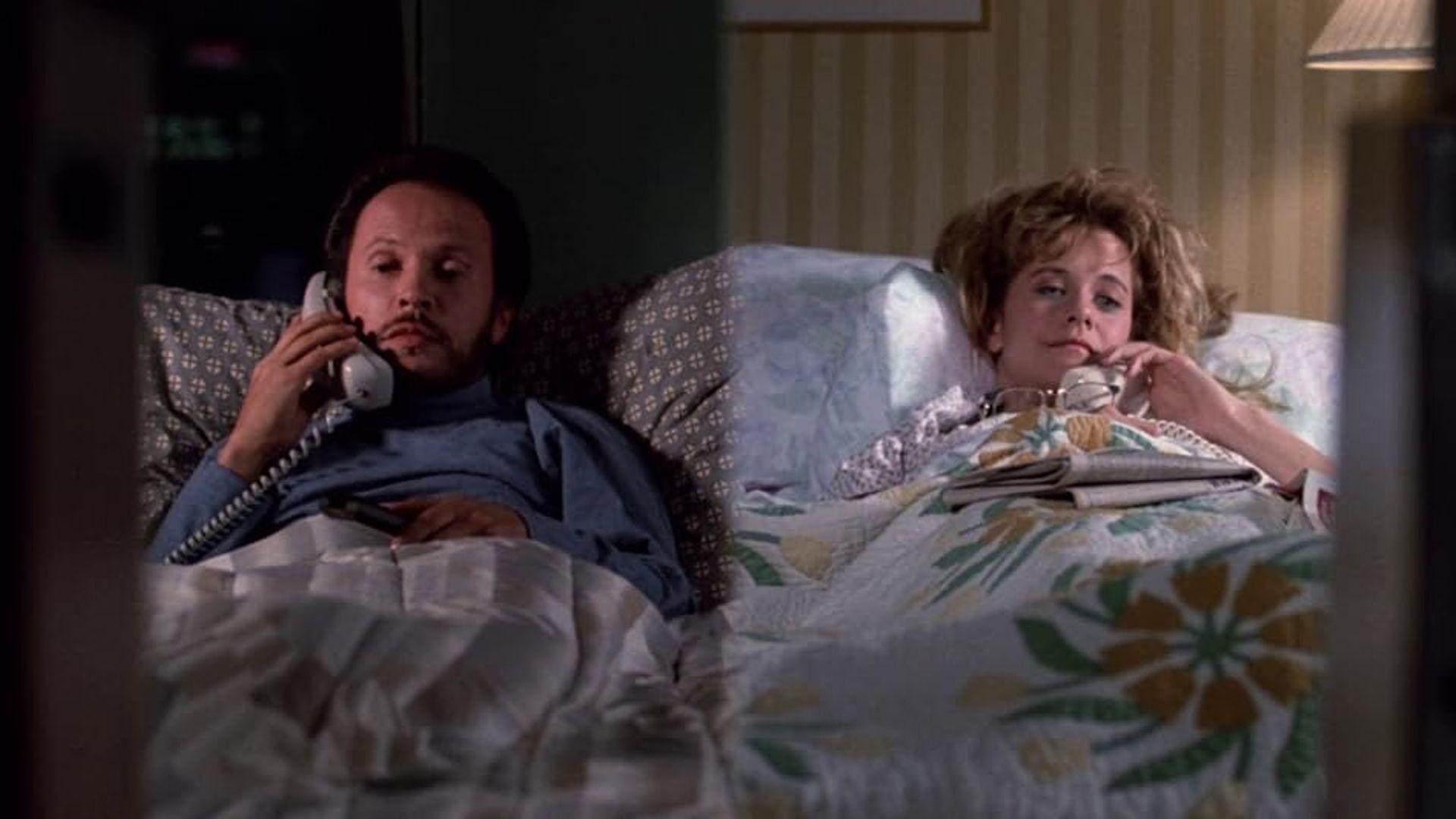 Meg Ryan y Billy Crystal cada uno acostado en su propia cama hablando por teléfono