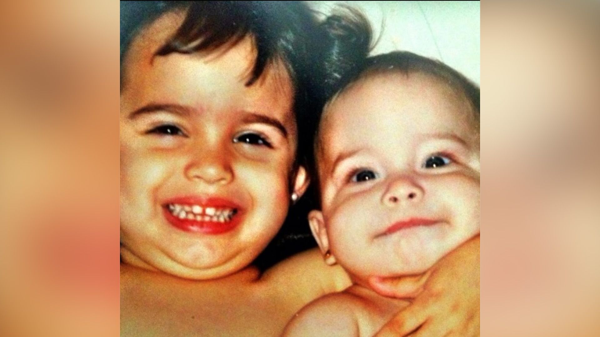Sofia Carson con su hermana menor Paulina en la infancia