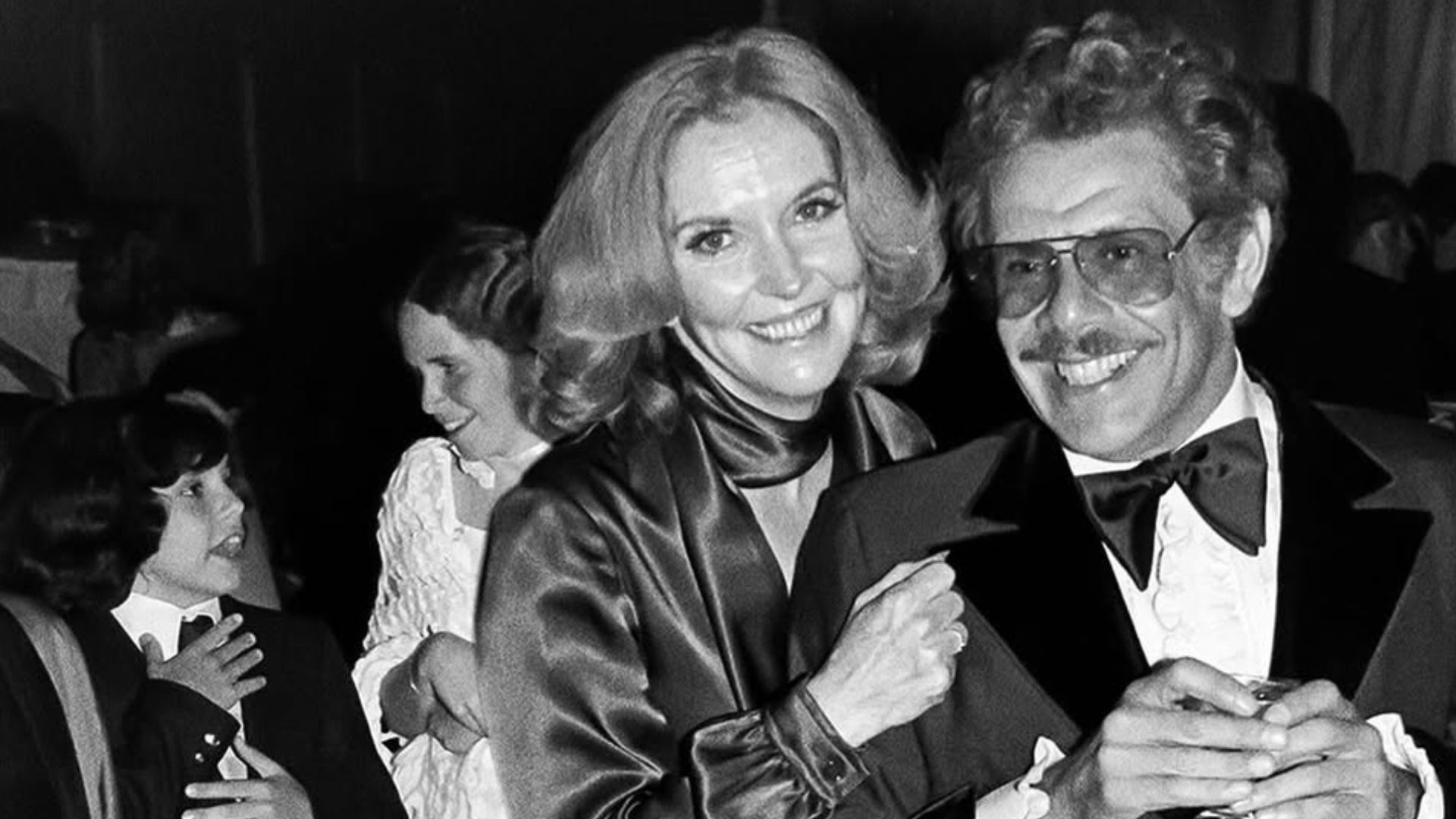 Los actores Jerry Stiller con esmoquin negro y Anne Meara con vestido oscuro