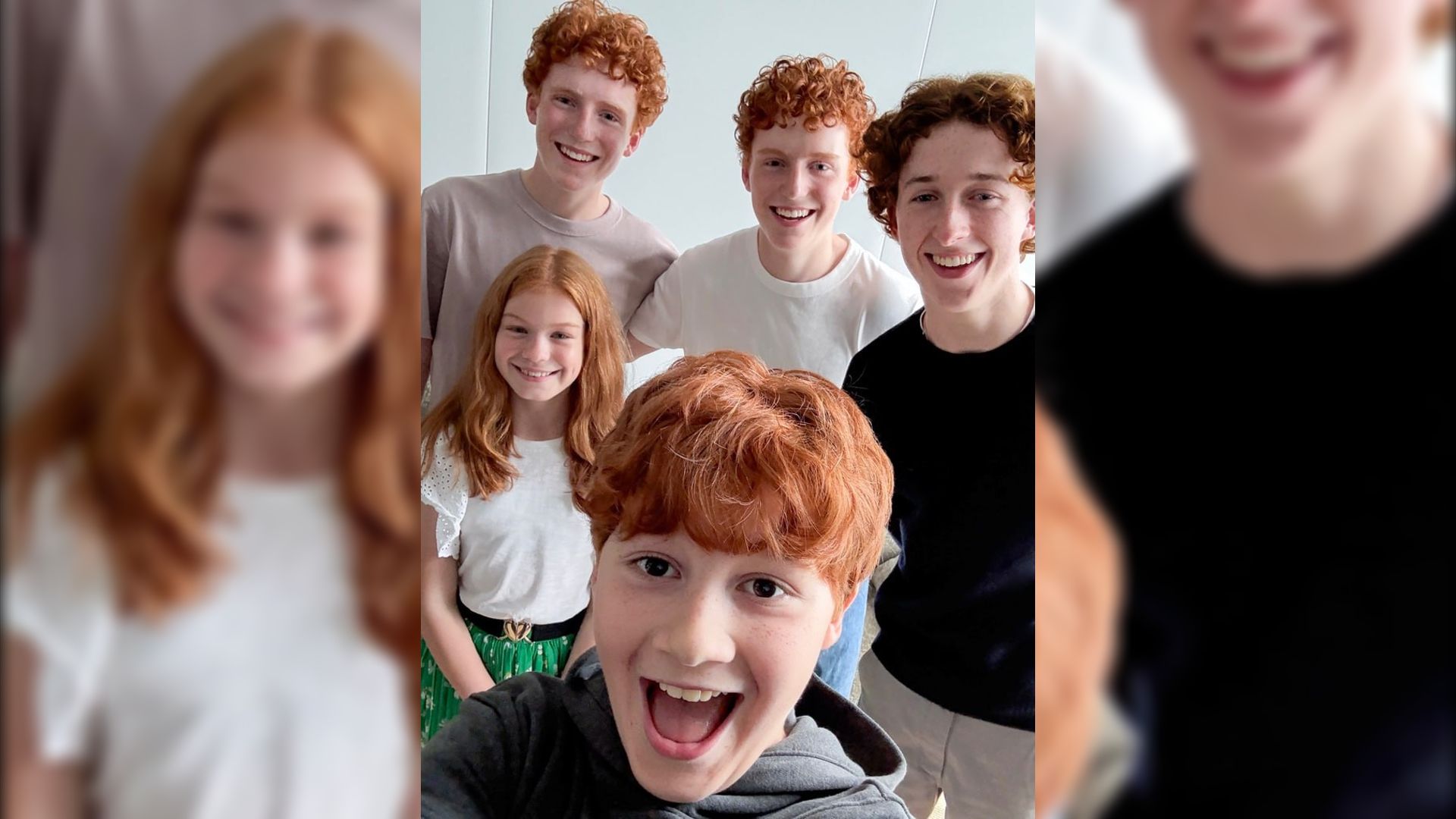 Cuatro chicos pelirrojos sonriendo junto a una chica pelirroja