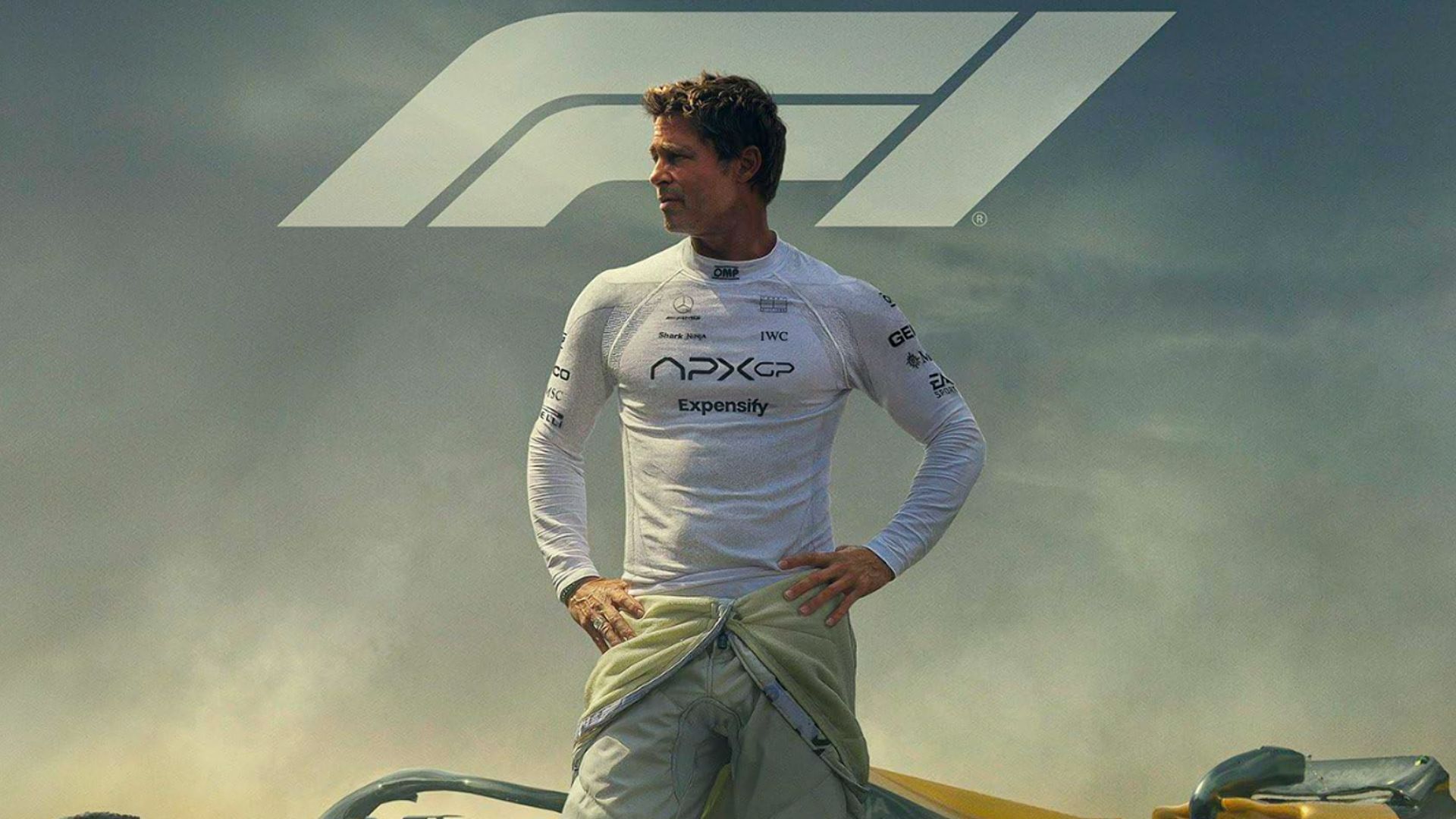 Actor Brad Pitt con mono de carreras mirando hacia un lado