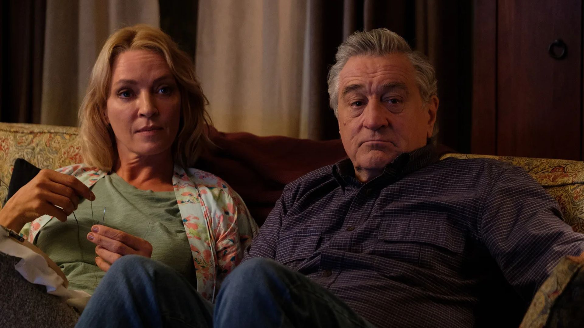 Uma Thurman y Robert De Niro sentados en un sofá, escena de la película