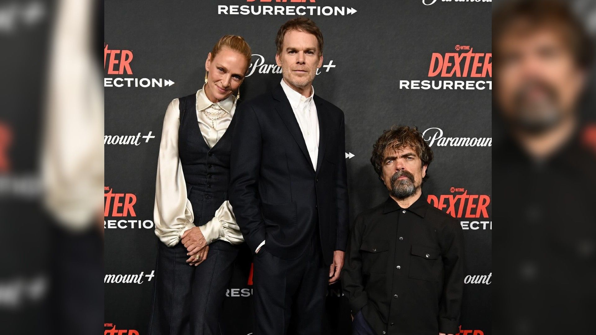 Uma Thurman, Michael Hall y Peter Dinklage posan en el estreno de "Dexter: Resurrection" contra un fondo de banner de Paramount+