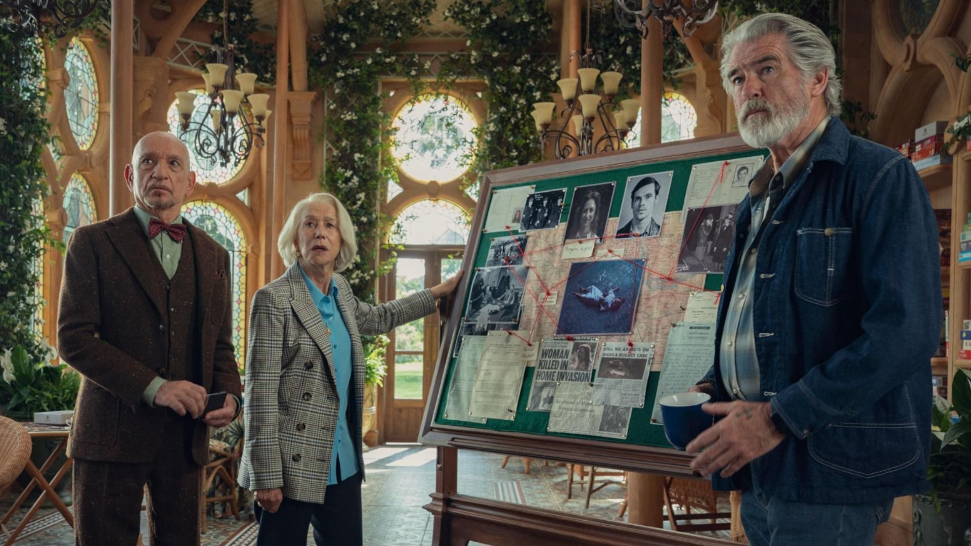 Los actores Ben Kingsley con traje marrón, Helen Mirren con blazer gris y Pierce Brosnan con chaqueta vaquera