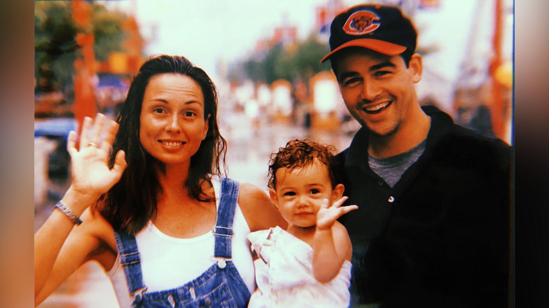 Sydney Chandler de niña en brazos de su madre Kathryn MacQuarrie, con Kyle Chandler cerca
