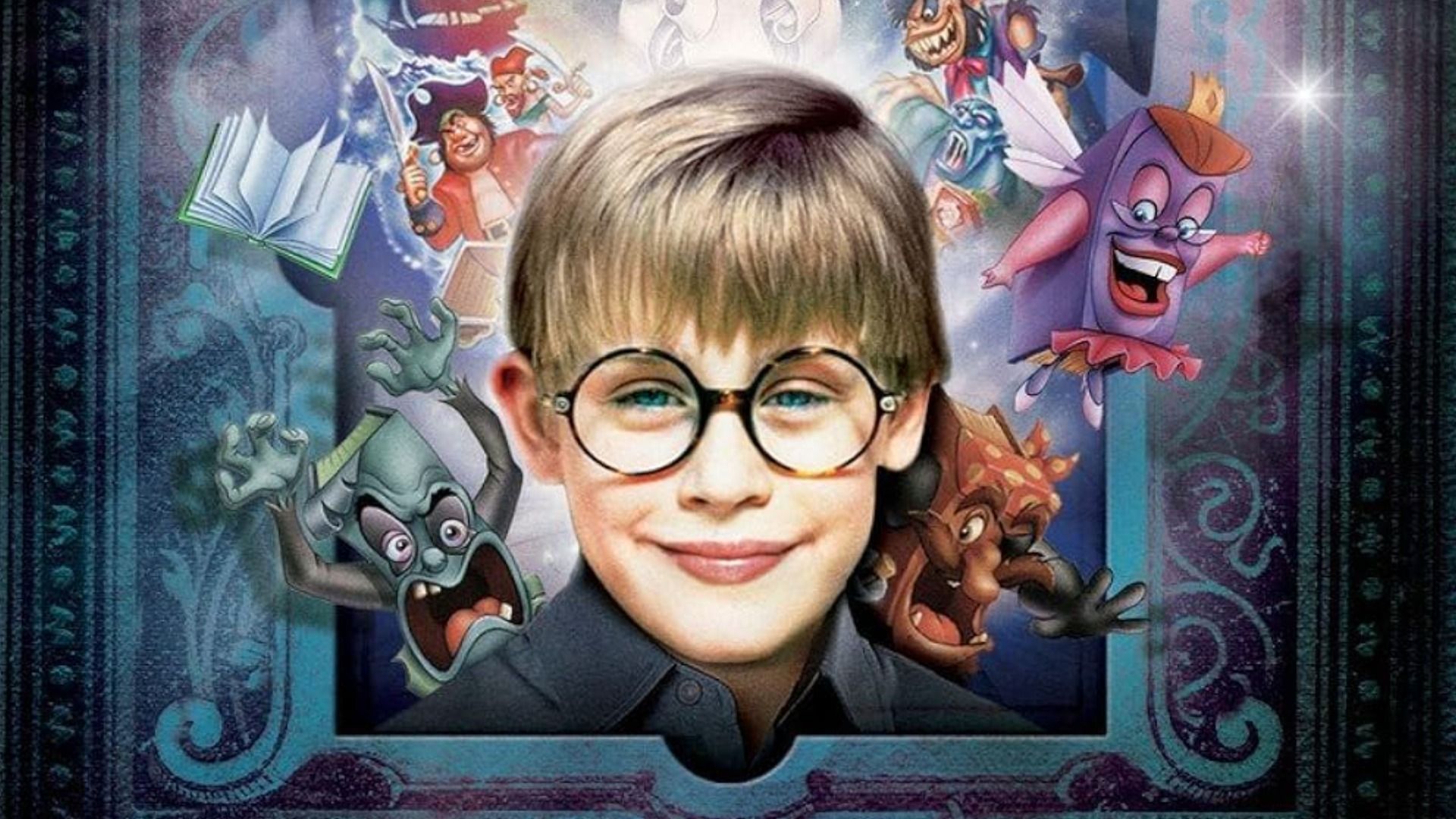 El actor Macaulay Culkin de niño, parado con lentes rodeado de libros de caricatura