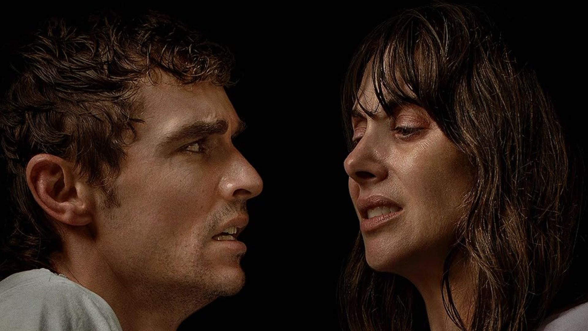Los actores Dave Franco y Alison Brie se miran con expresiones de miedo contra un fondo negro