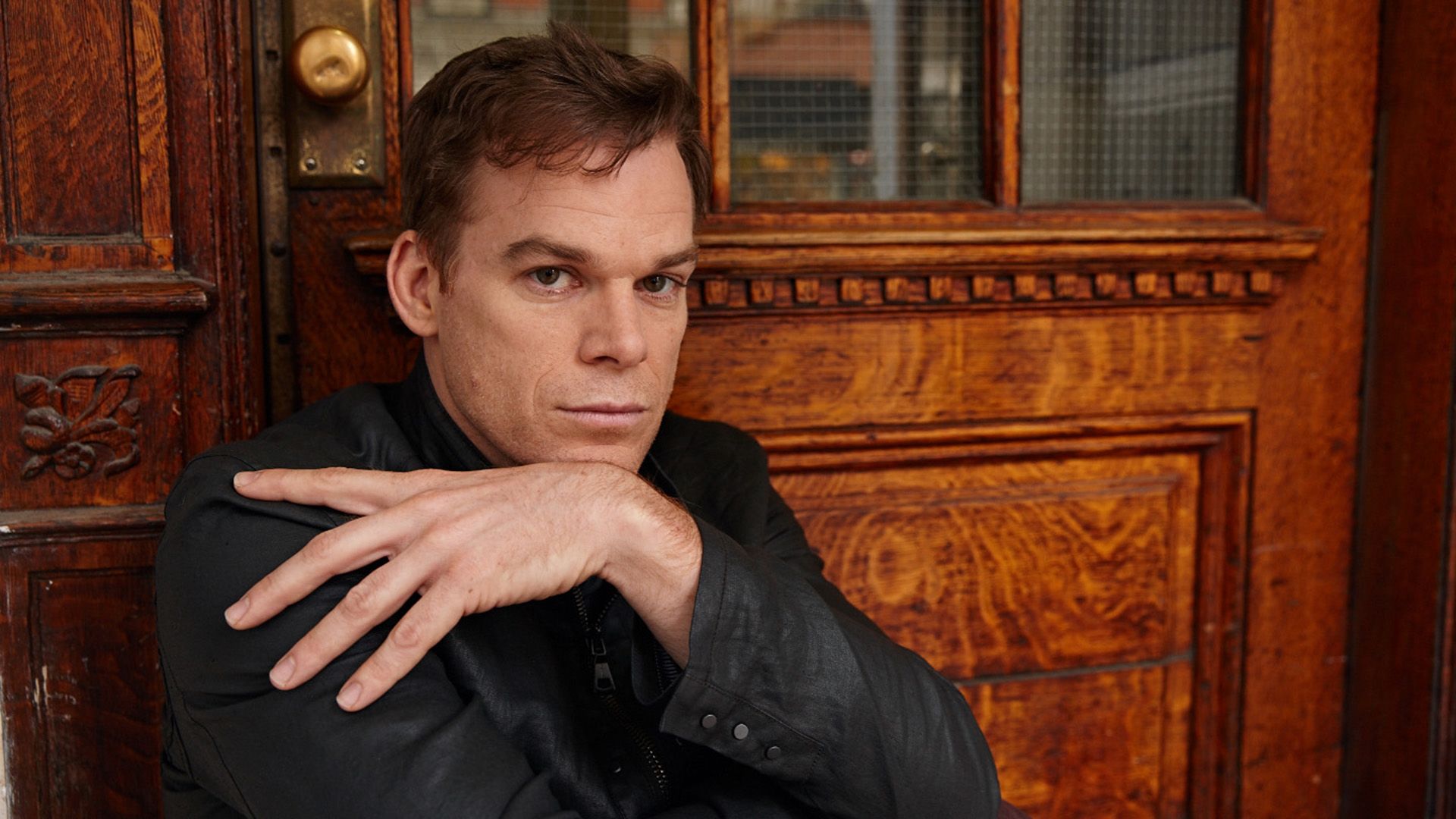 El actor Michael C. Hall posa contra una puerta de madera