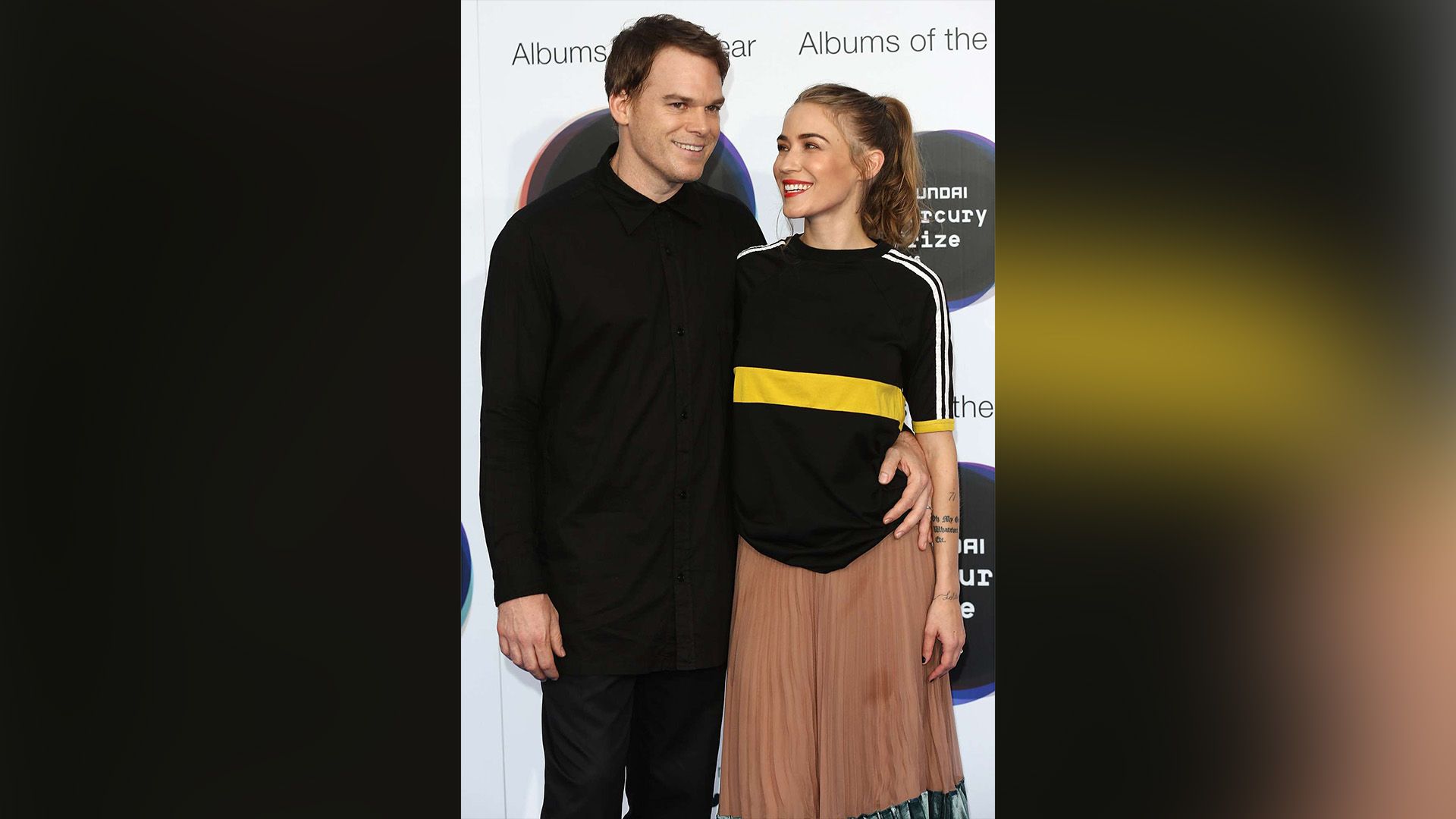 Michael C. Hall abraza a Morgan MacGregor sonriente