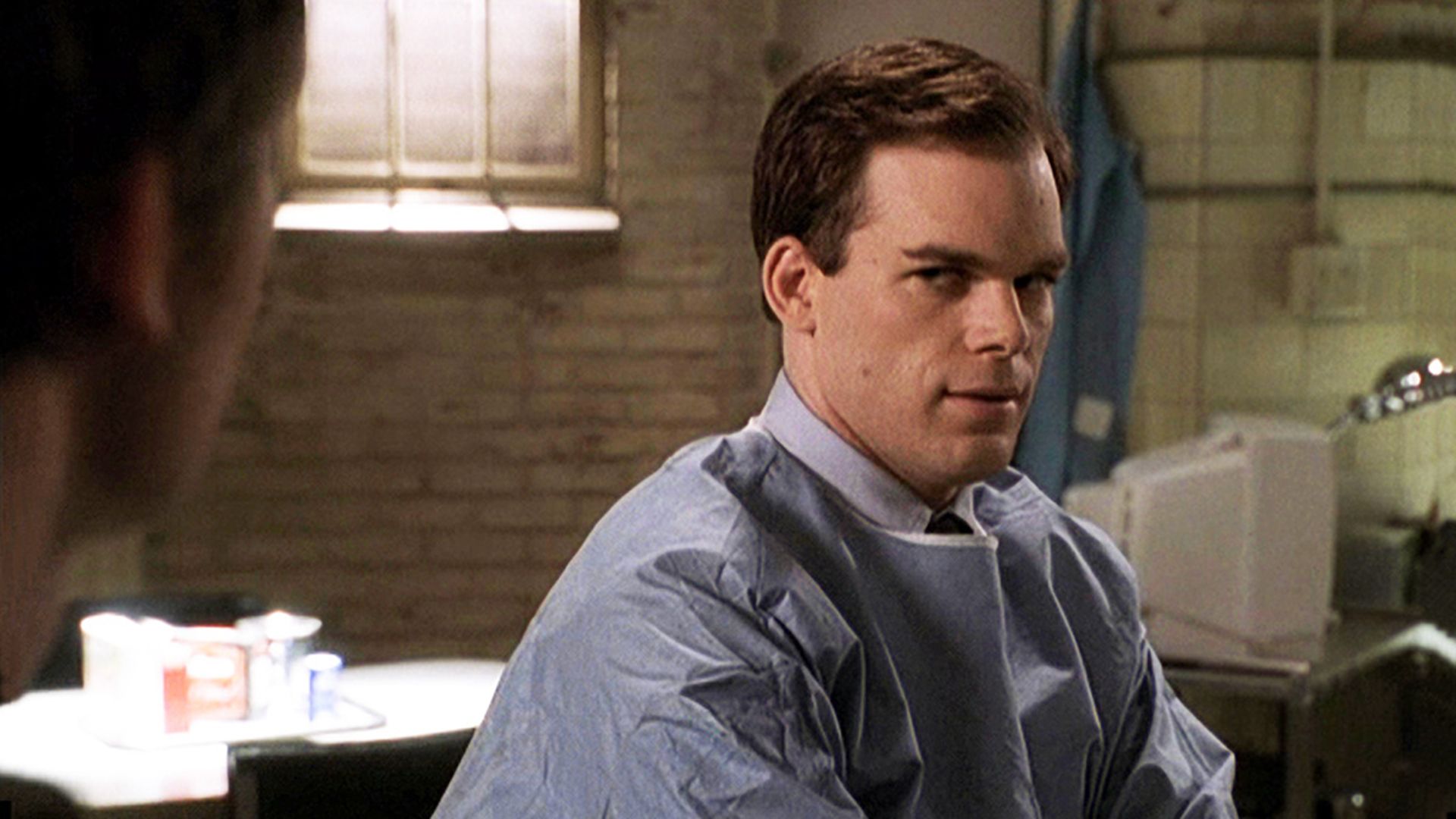 Michael C. Hall con una bata médica azul