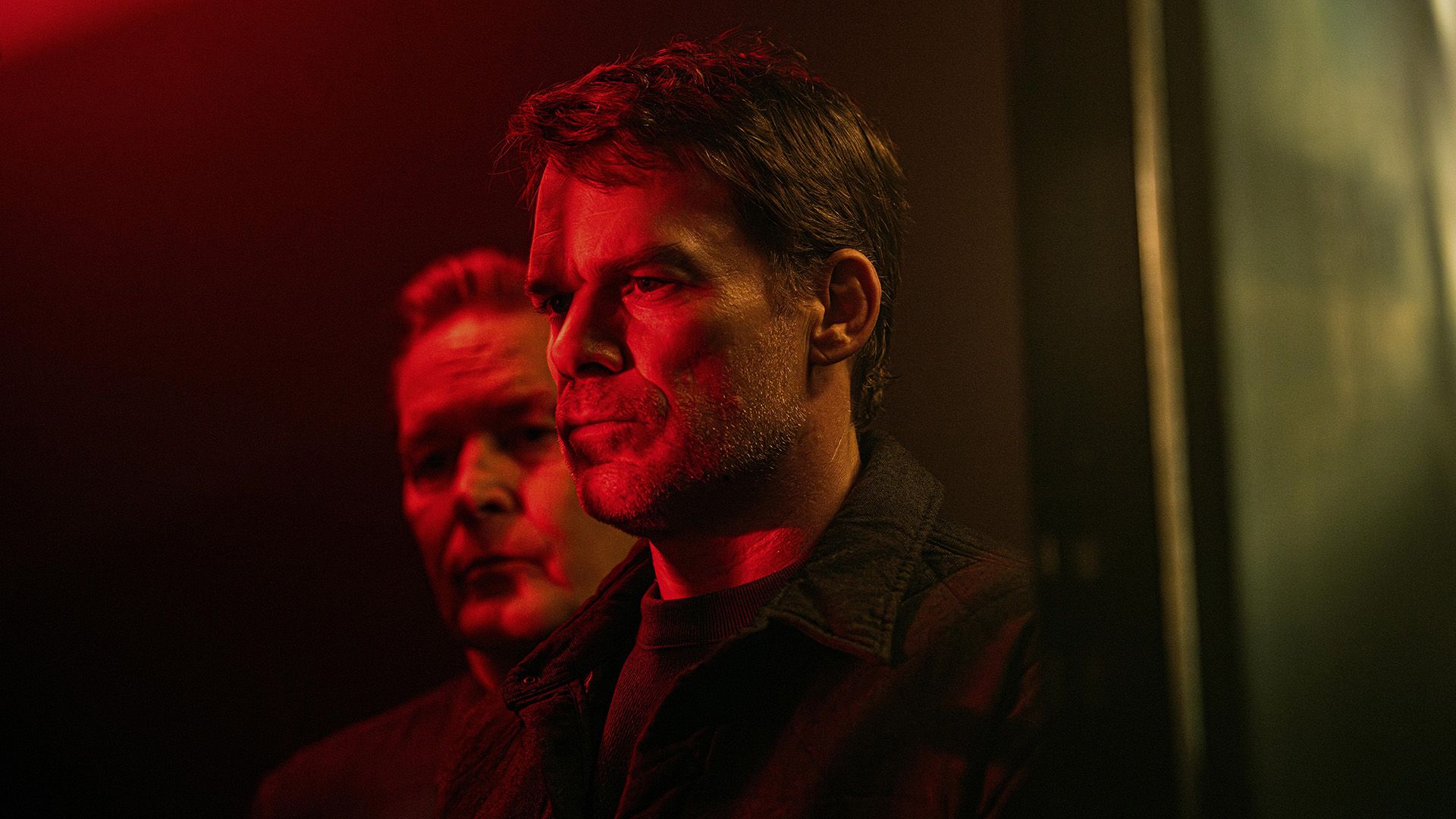 Michael C. Hall en iluminación tenue con retroiluminación roja