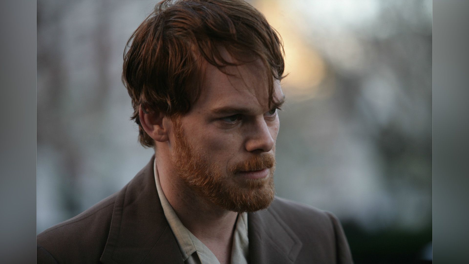 Michael C. Hall con bigote y barba en primer plano