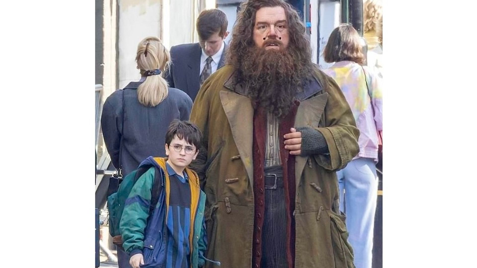 Nick Frost y Dominic McLaughlin como Hagrid y Harry Potter