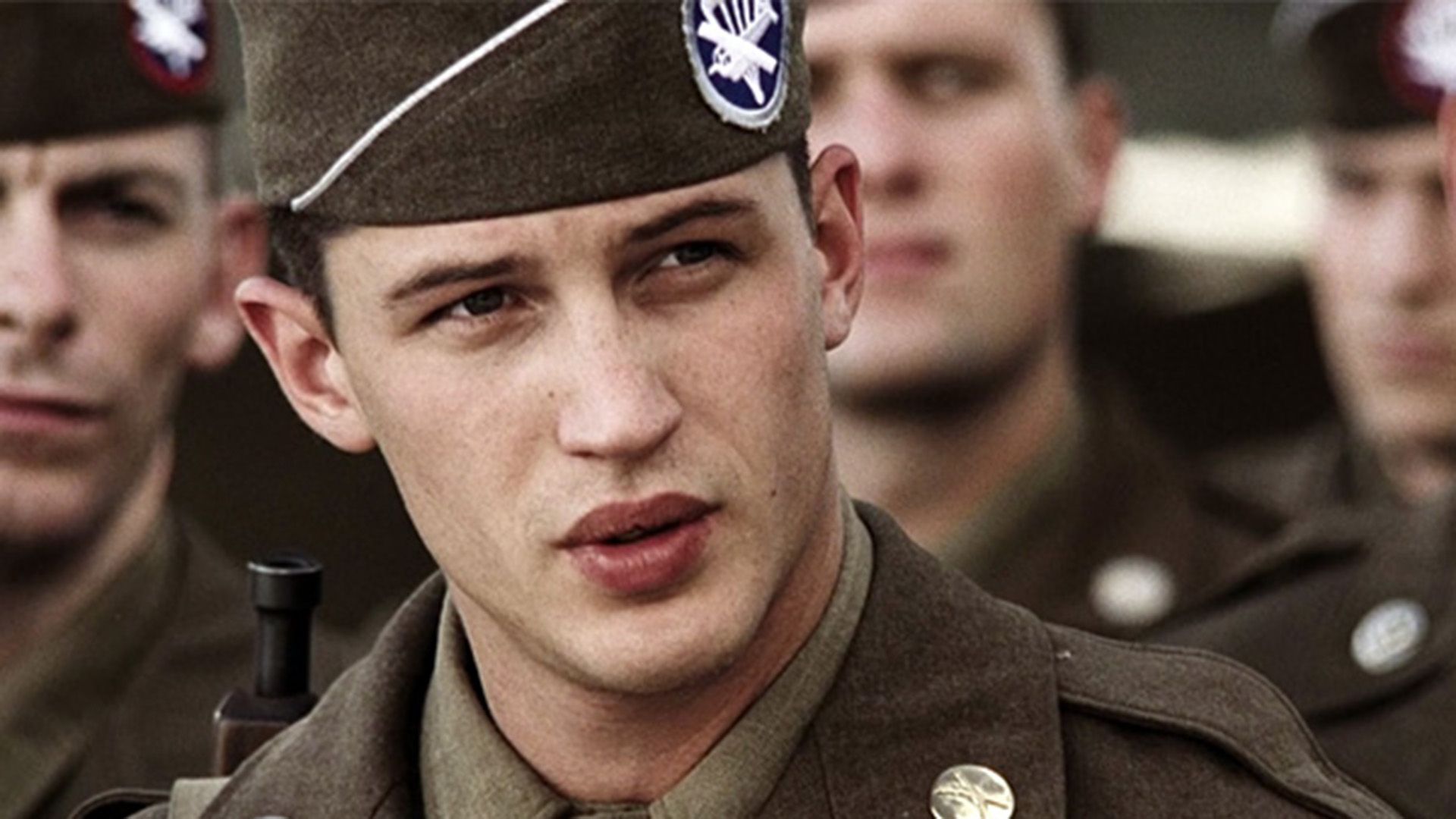 Tom Hardy en uniforme militar, primer plano