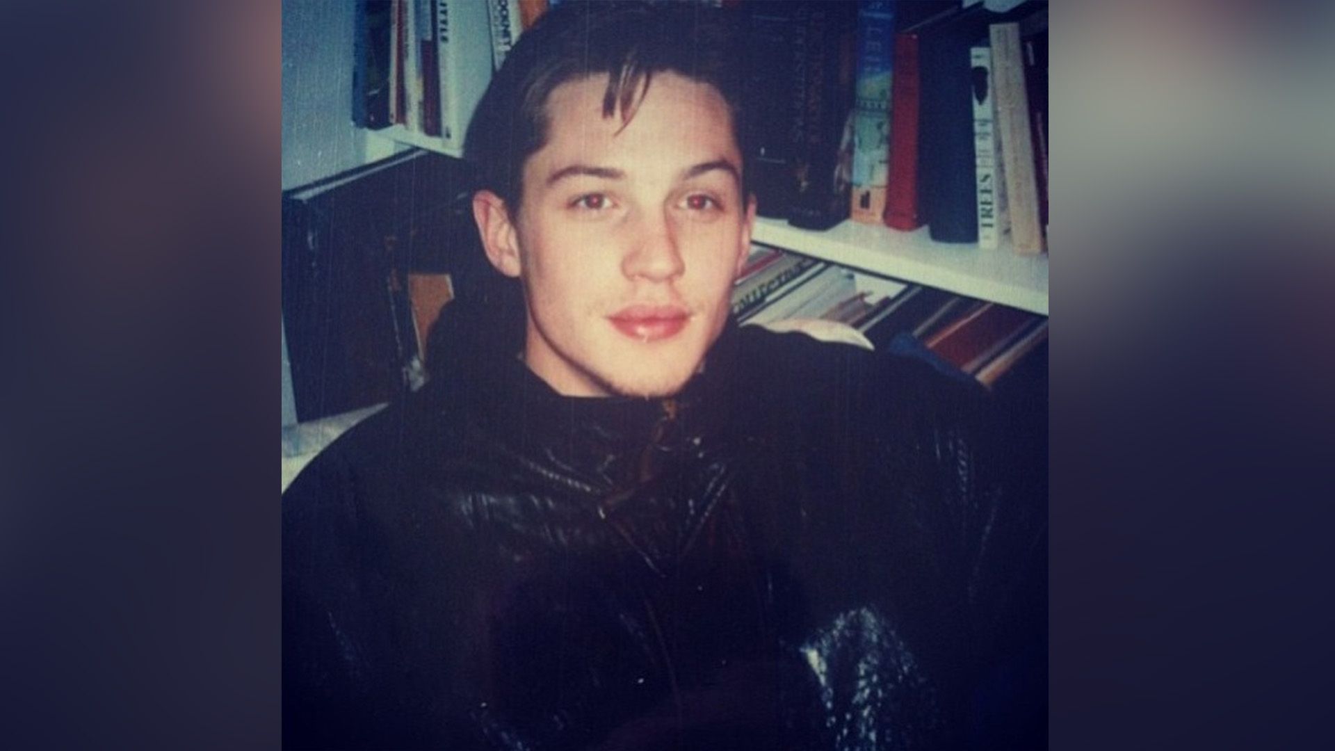 El joven Tom Hardy junto a una estantería