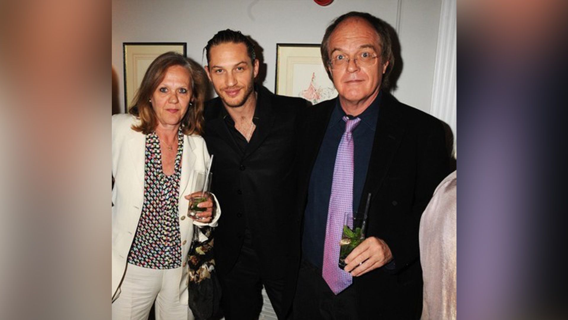 El joven Tom Hardy con sus padres en un evento social