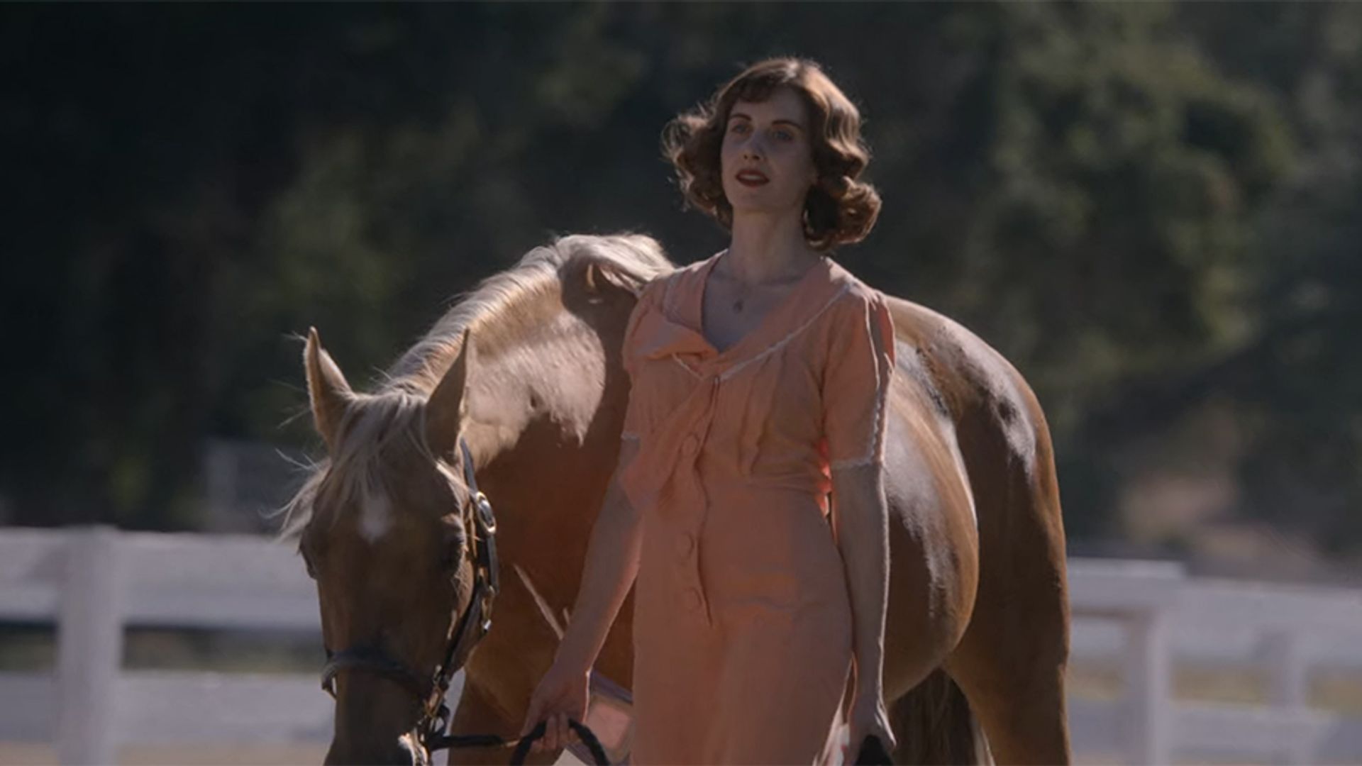 Alison Brie llevando un caballo de las riendas, fotograma de la película "Horse Girl"