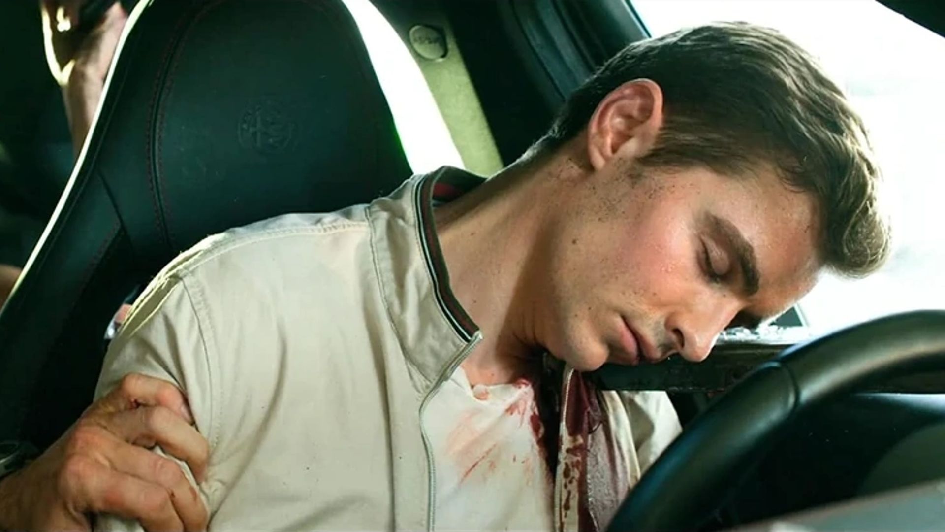 Dave Franco se queda dormido al volante, escena de "6 Underground"