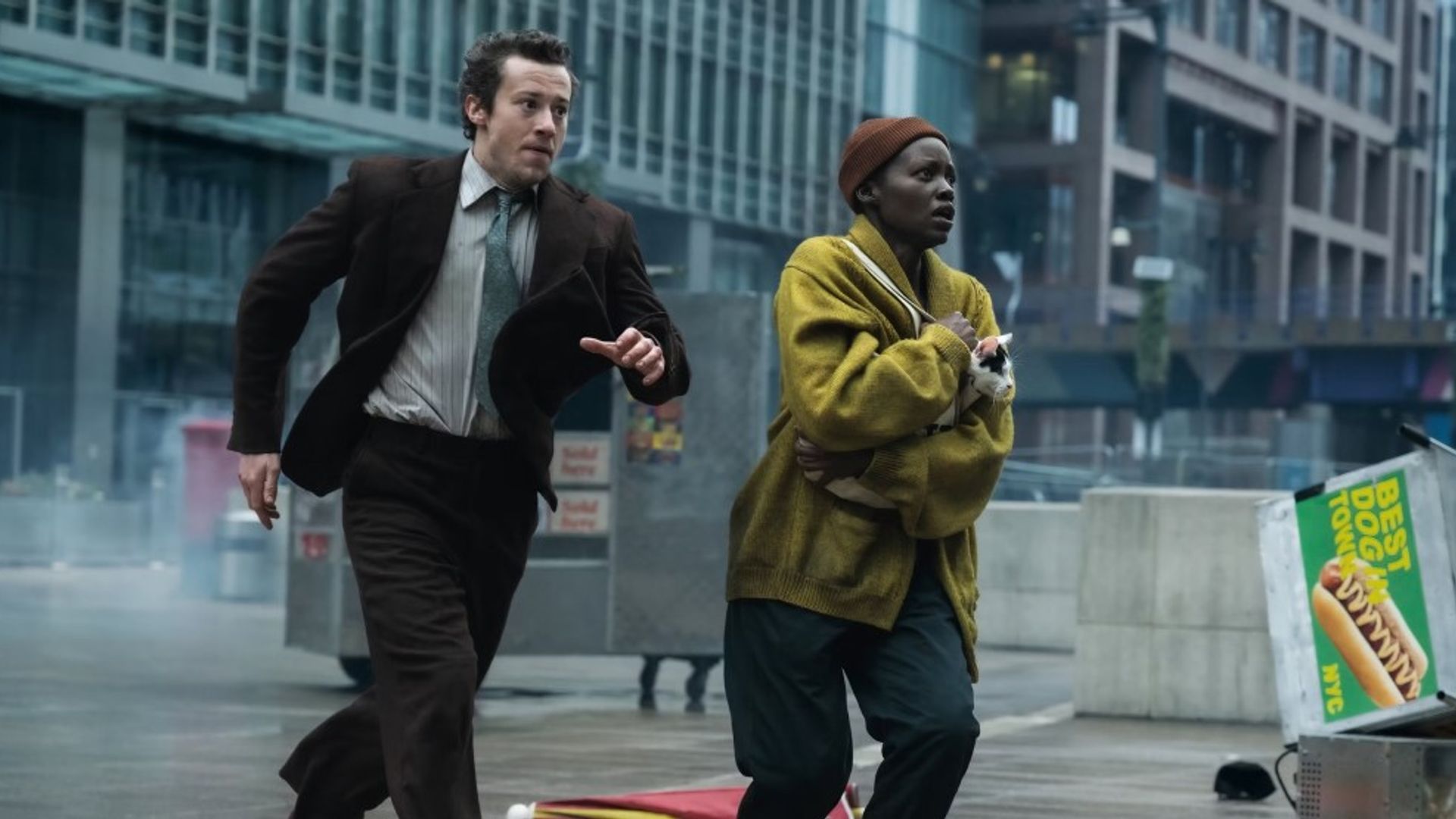 Joseph Quinn y Lupita Nyong'o corriendo por Nueva York, una escena de la película "A Quiet Place: Day One"