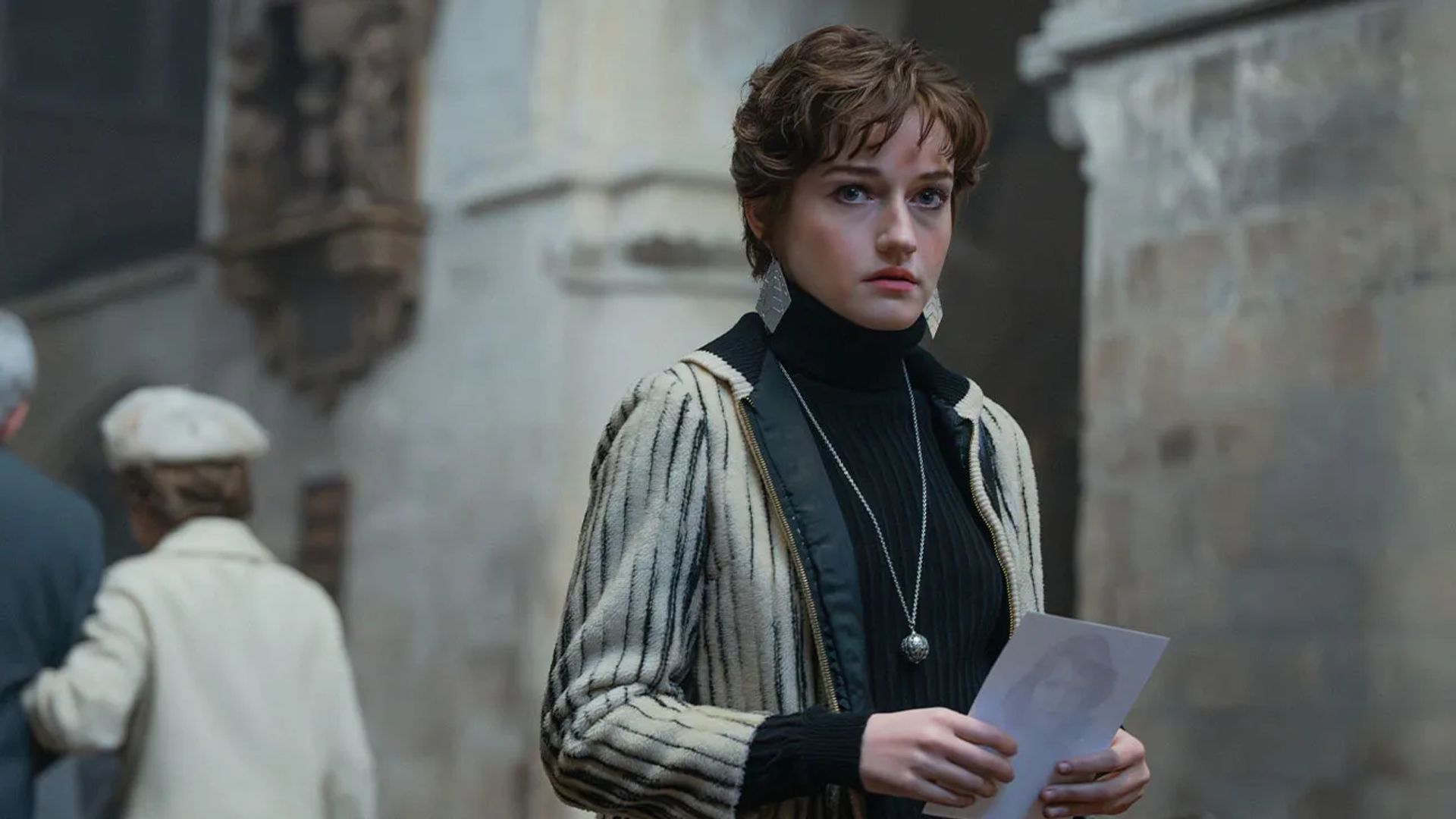 Julia Garner con un look retro, fotograma de la película "Apartment 7A"