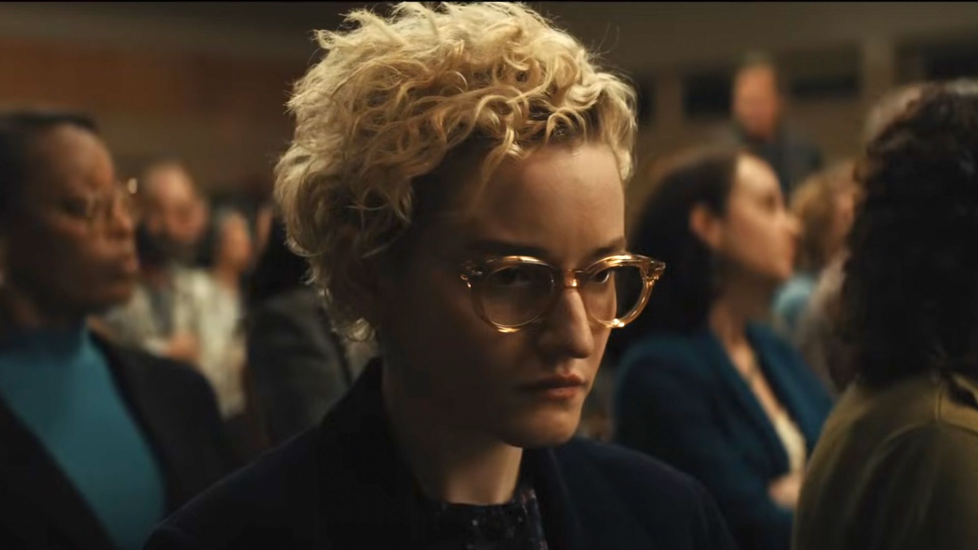 Julia Garner con cabello corto y gafas, fotograma de la película "The Weapons"