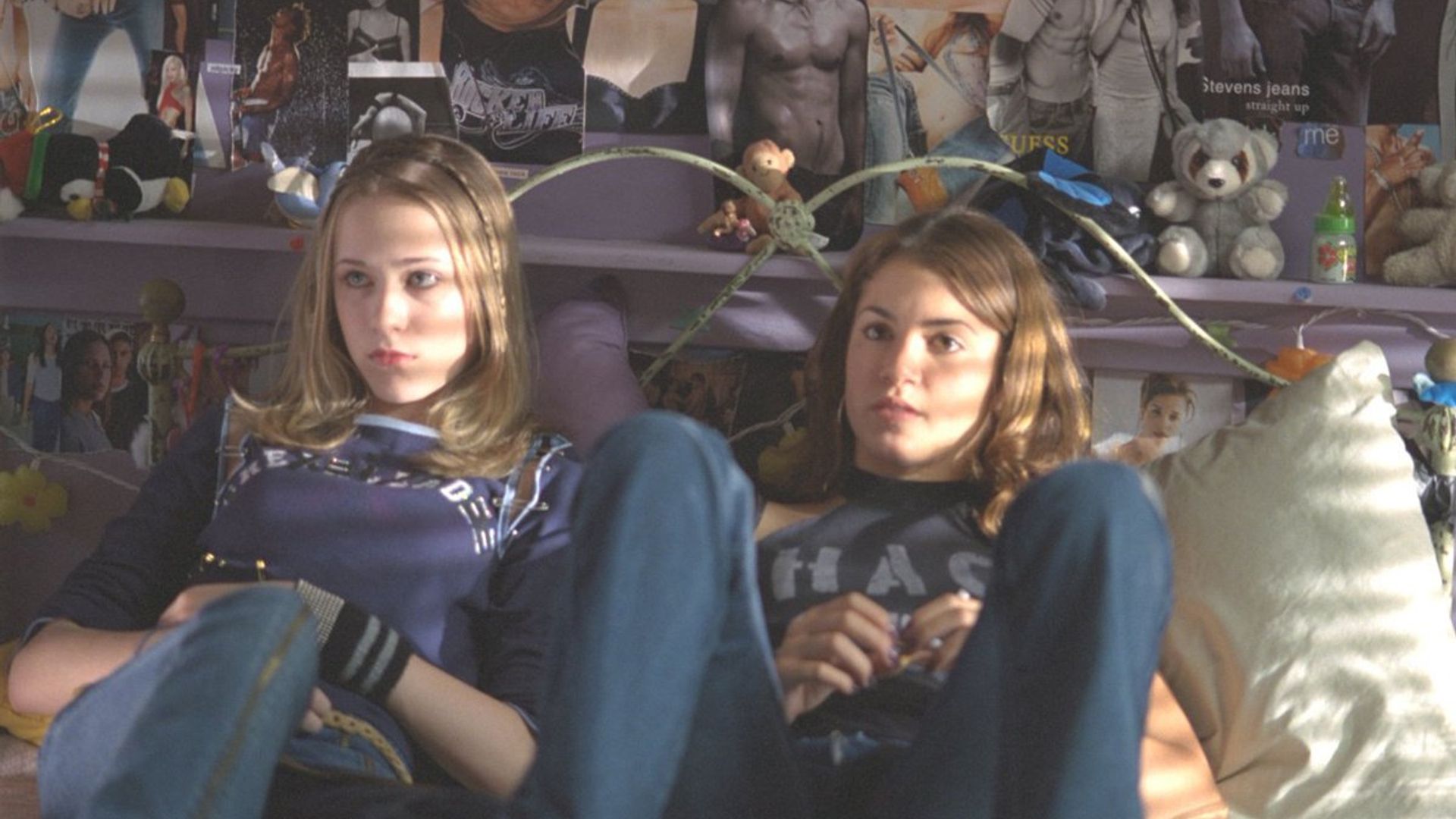 Evan Rachel Wood y Nikki Reed jóvenes sentadas en una cama, una escena de la película "Thirteen"