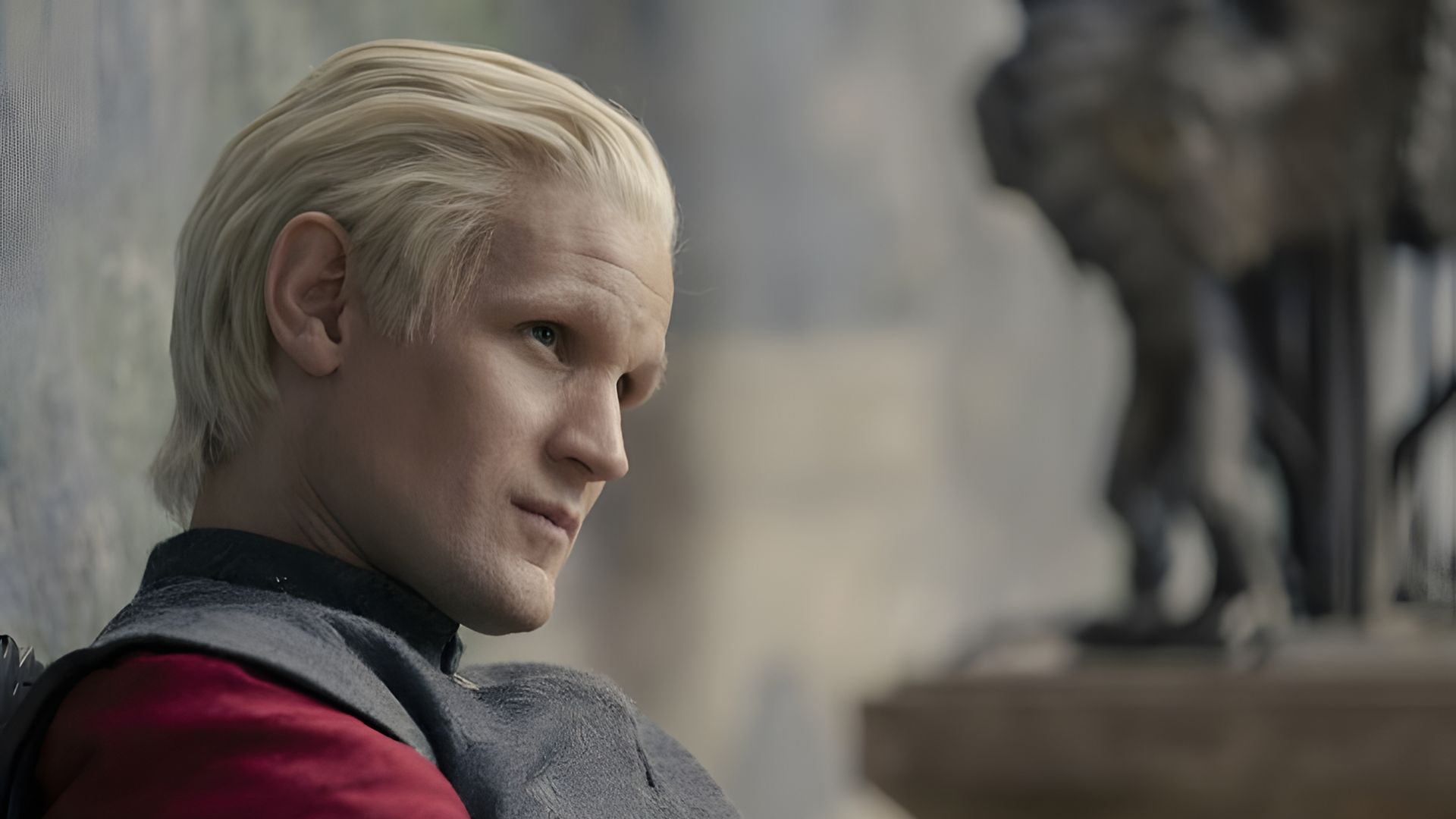 Matt Smith con cabello rubio de perfil, imagen de House of the Dragon