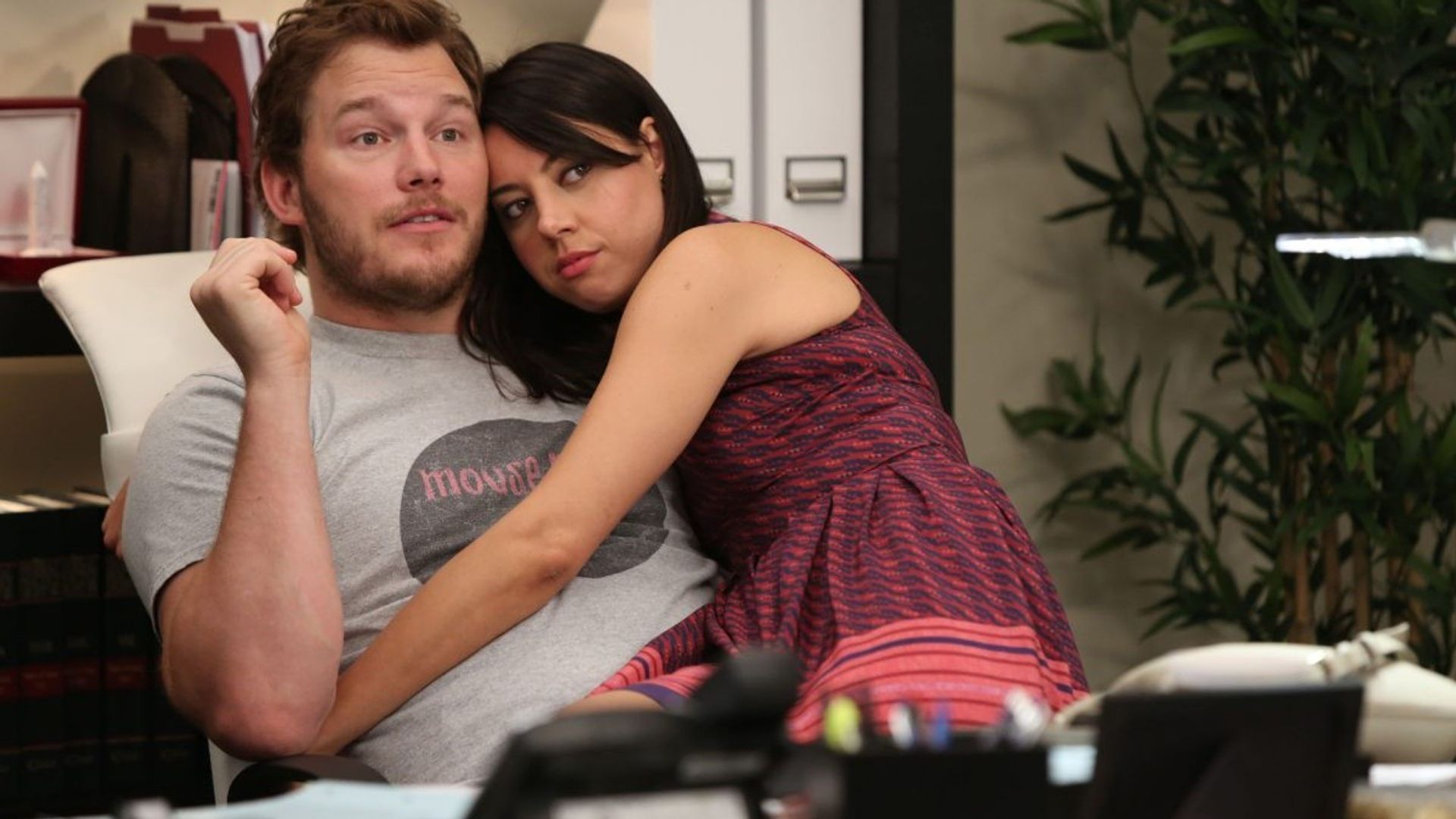 Aubrey Plaza y Chris Pratt se abrazan, escena de la serie "Parks and Recreation"