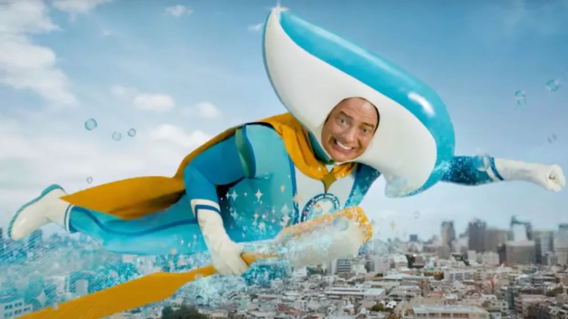 Brendan Fraser disfrazado de tubo de pasta de dientes vuela por el cielo