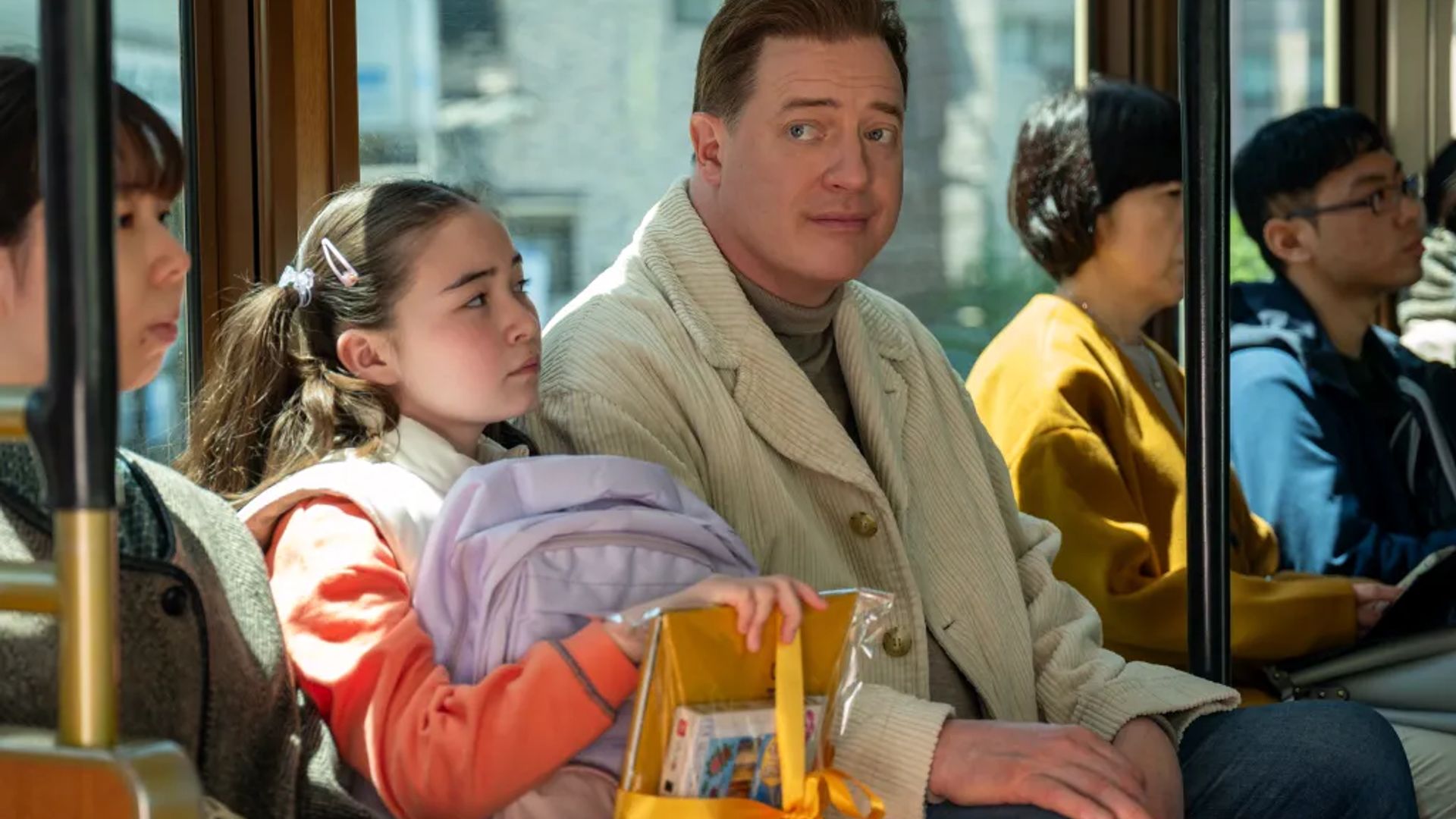 Brendan Fraser viaja con una niña en el metro de Tokio