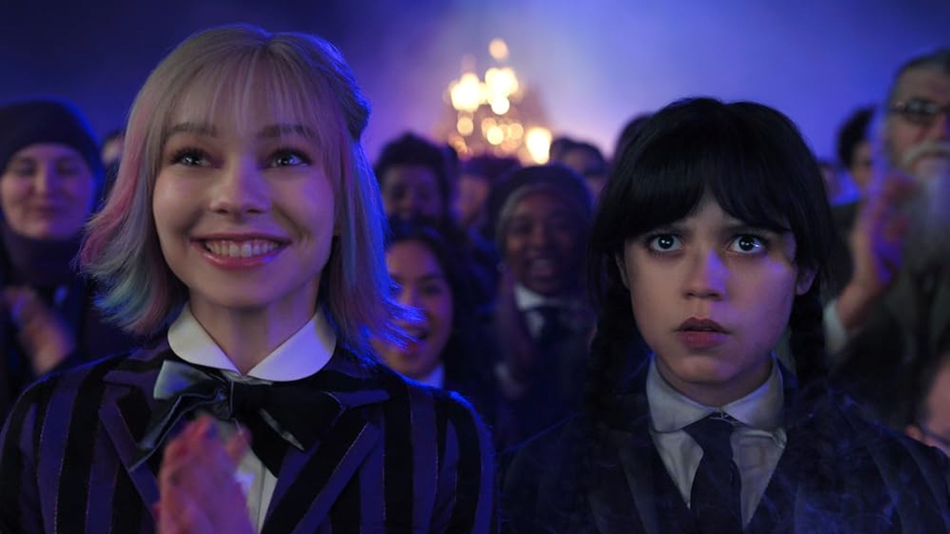 Jenna Ortega como Wednesday Addams y Emma Myers como Enid Sinclair, imagen fija de la serie Wednesday