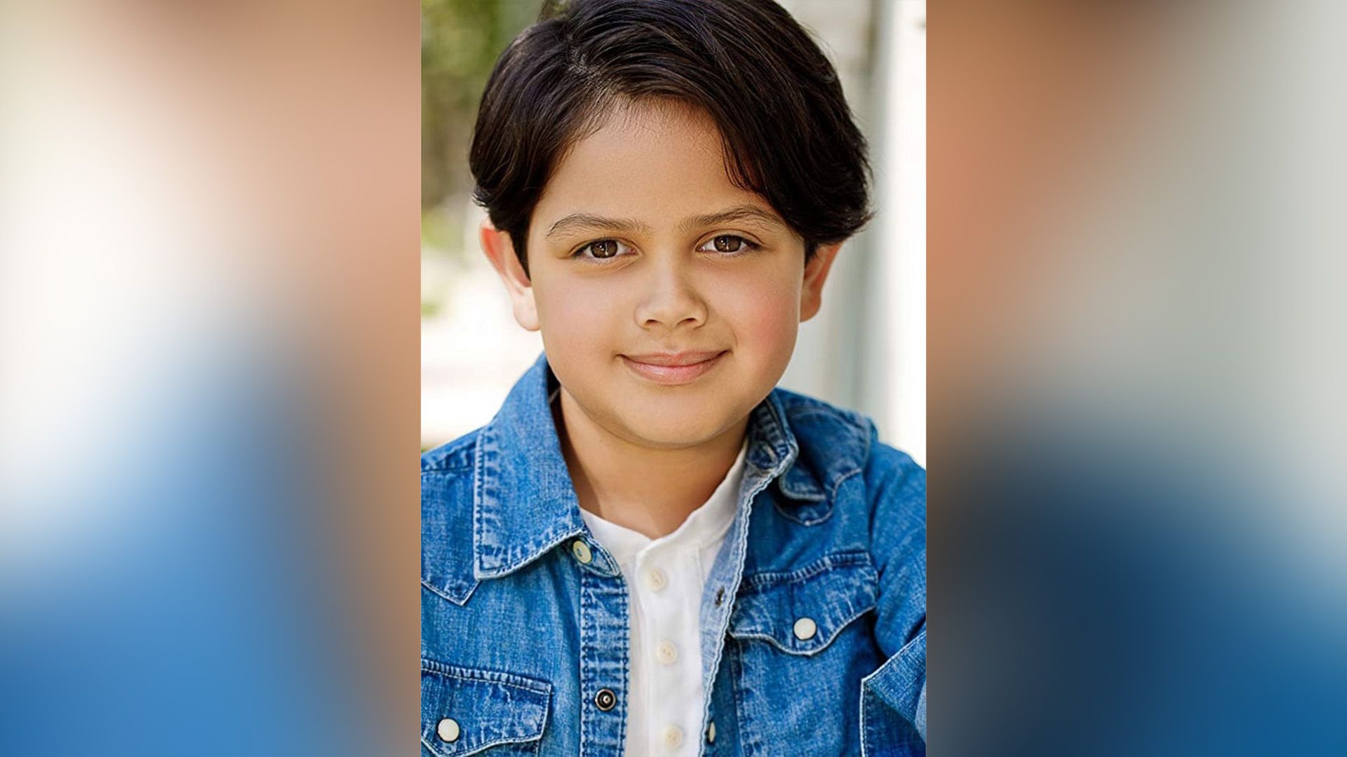 Isaac Ordonez de niño con una chaqueta vaquera y polo blanco