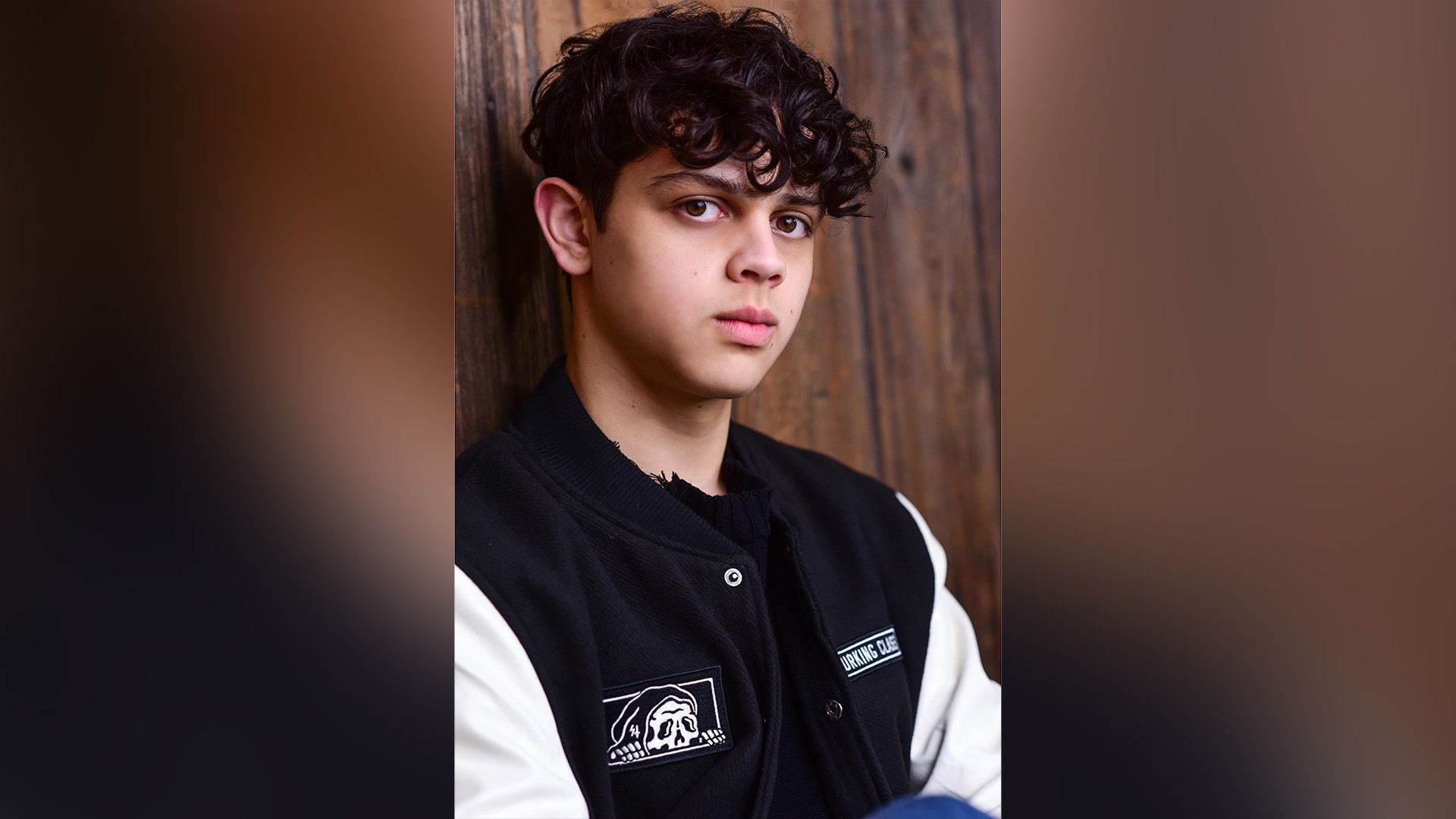 Isaac Ordonez con una chaqueta deportiva en blanco y negro
