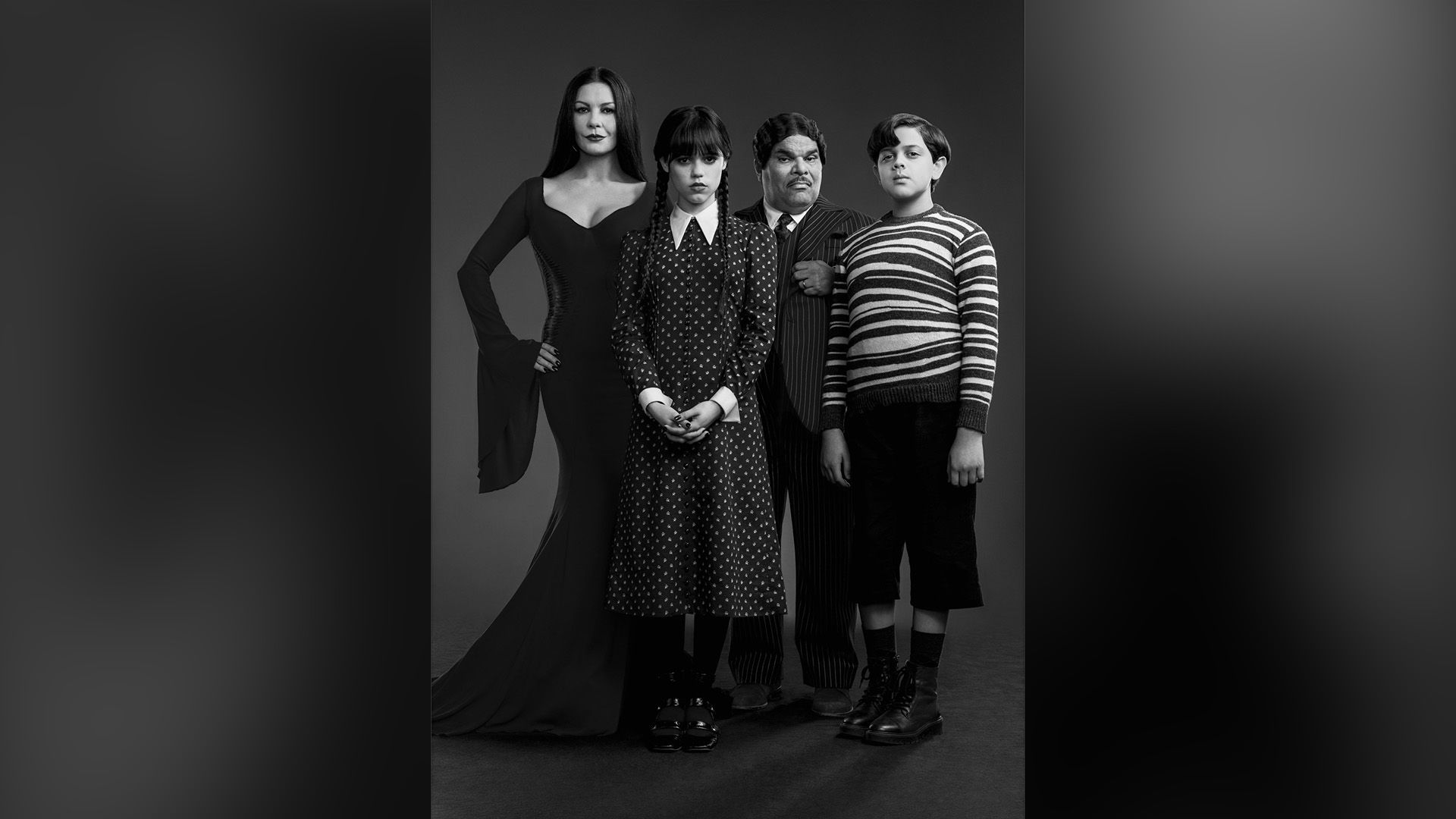 Isaac Ordonez, Catherine Zeta-Jones, Luis Guzmán y Jenna Ortega en la serie "Wednesday"