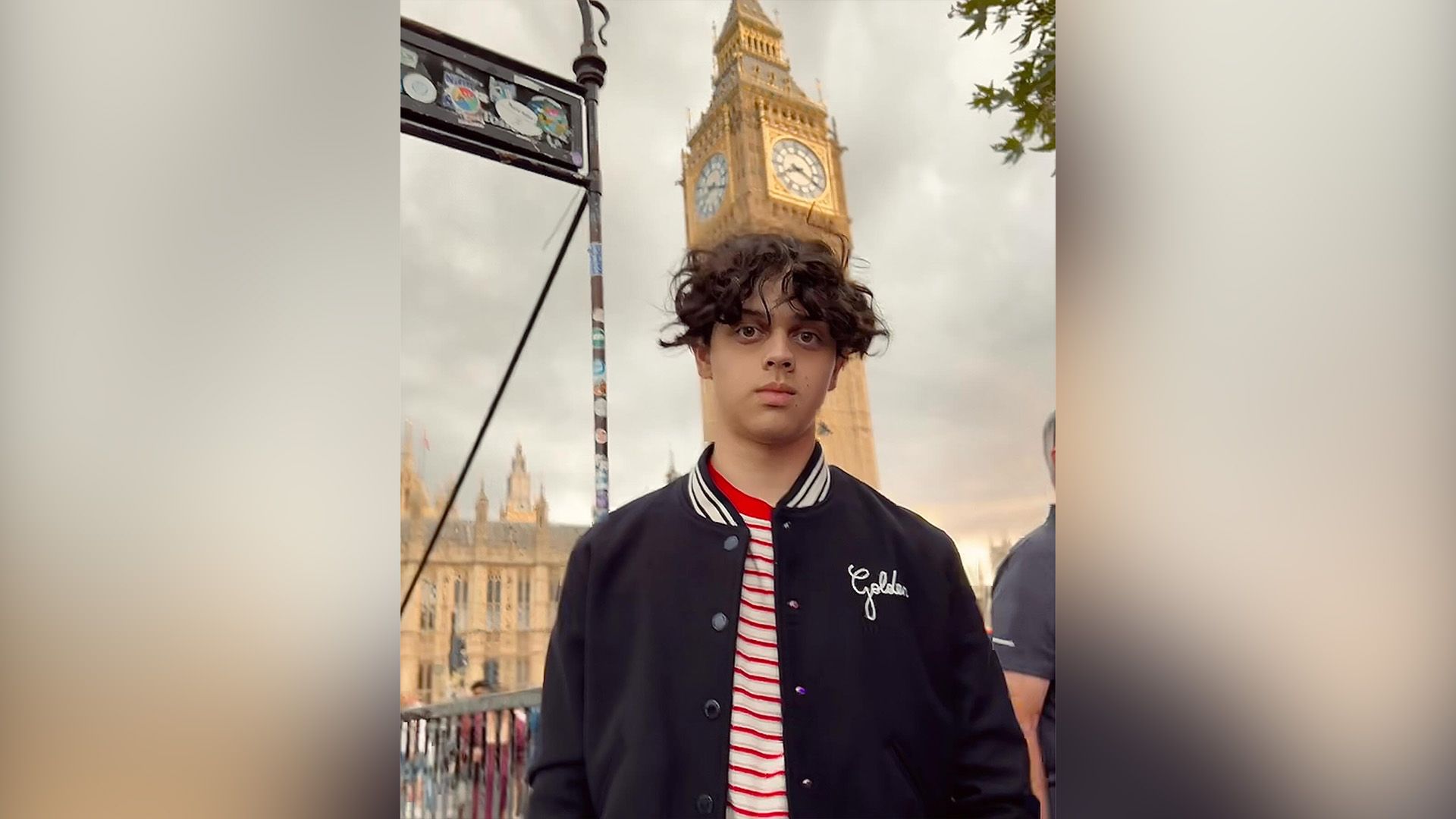 Isaac Ordonez con una chaqueta de béisbol azul con el Big Ben de Londres de fondo