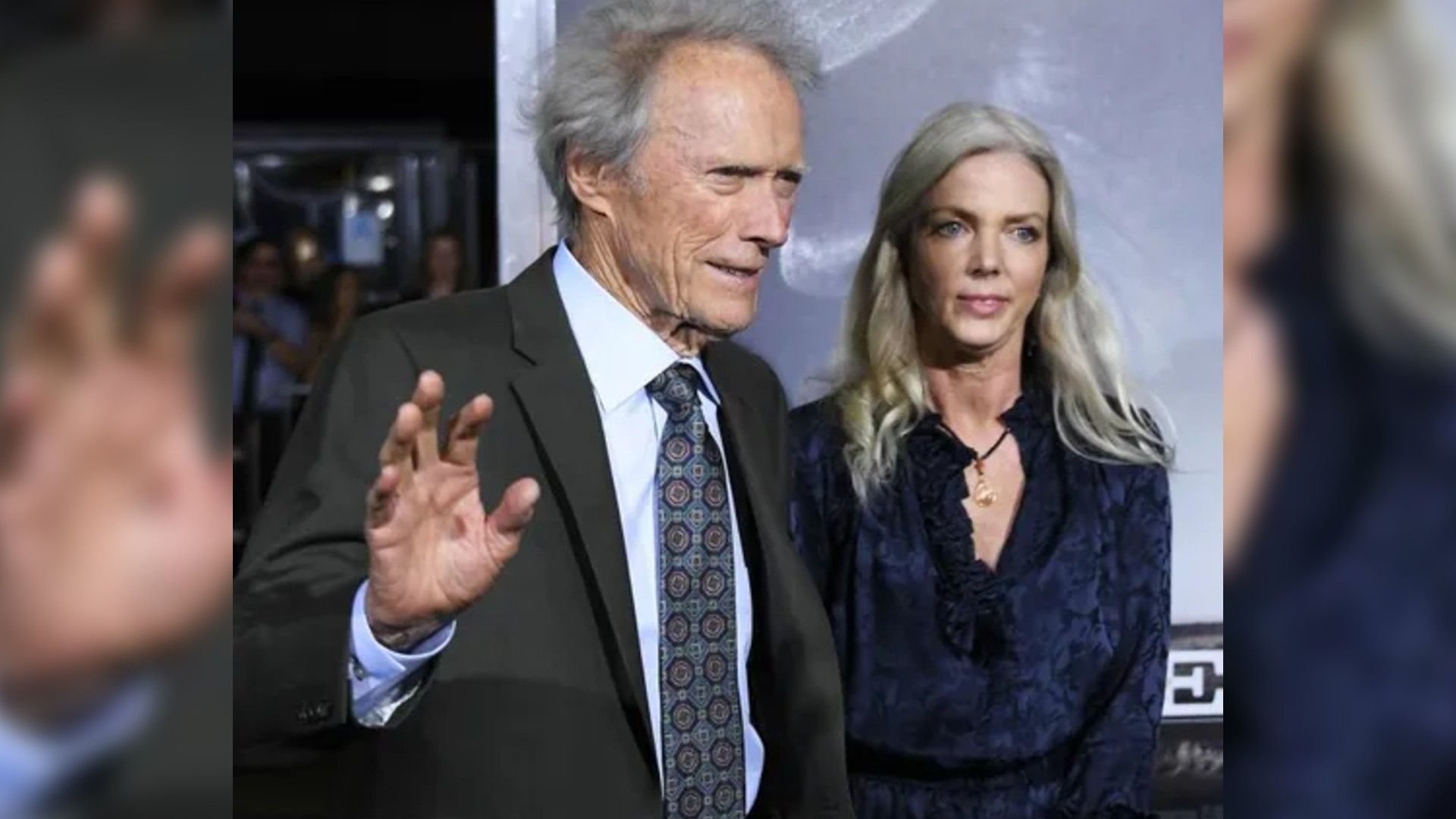 Clint Eastwood y Christina Sandera posan en la alfombra roja