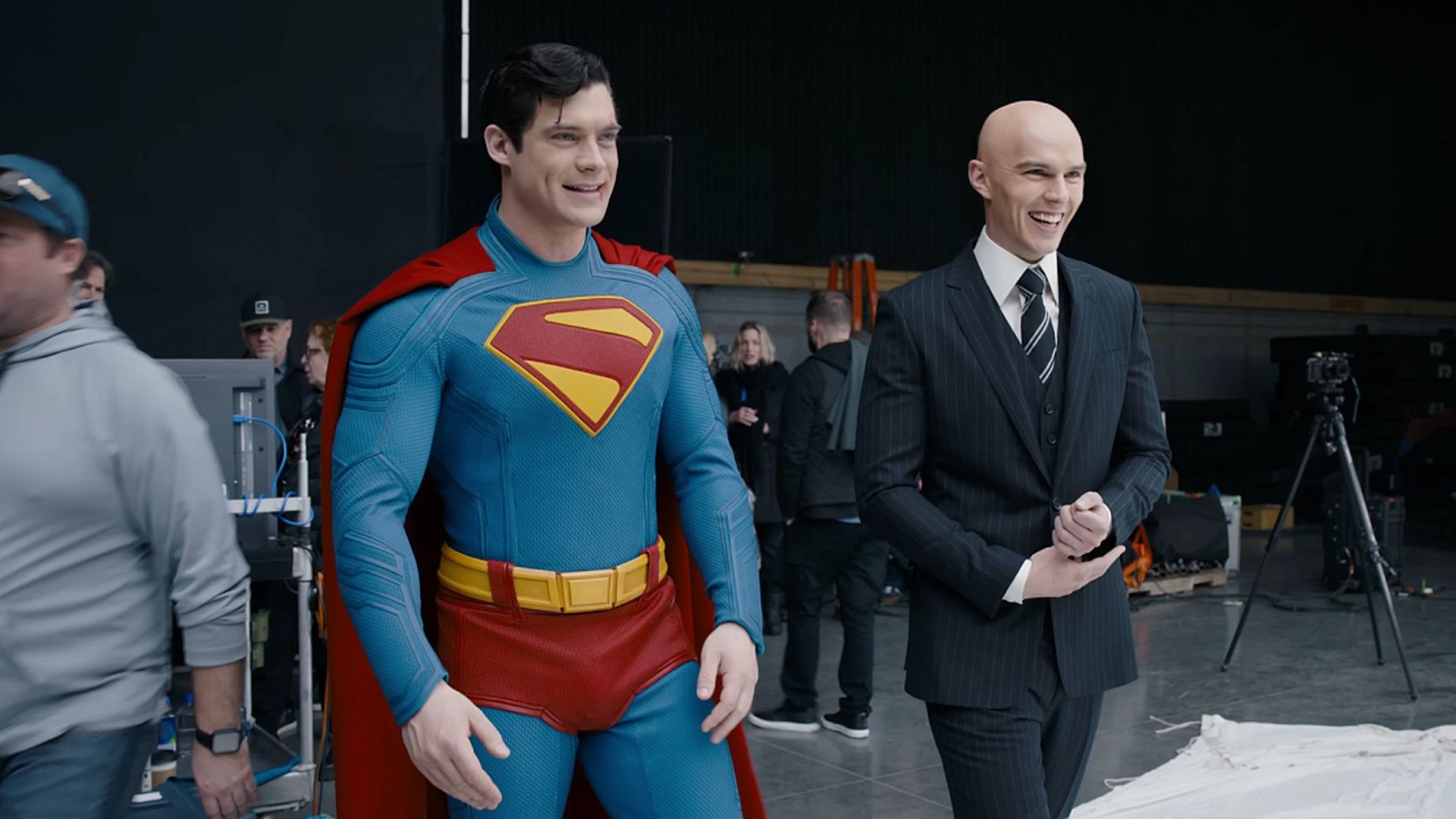 Nicholas Hoult en traje negro y David Corenswet en traje de Superman con capa roja