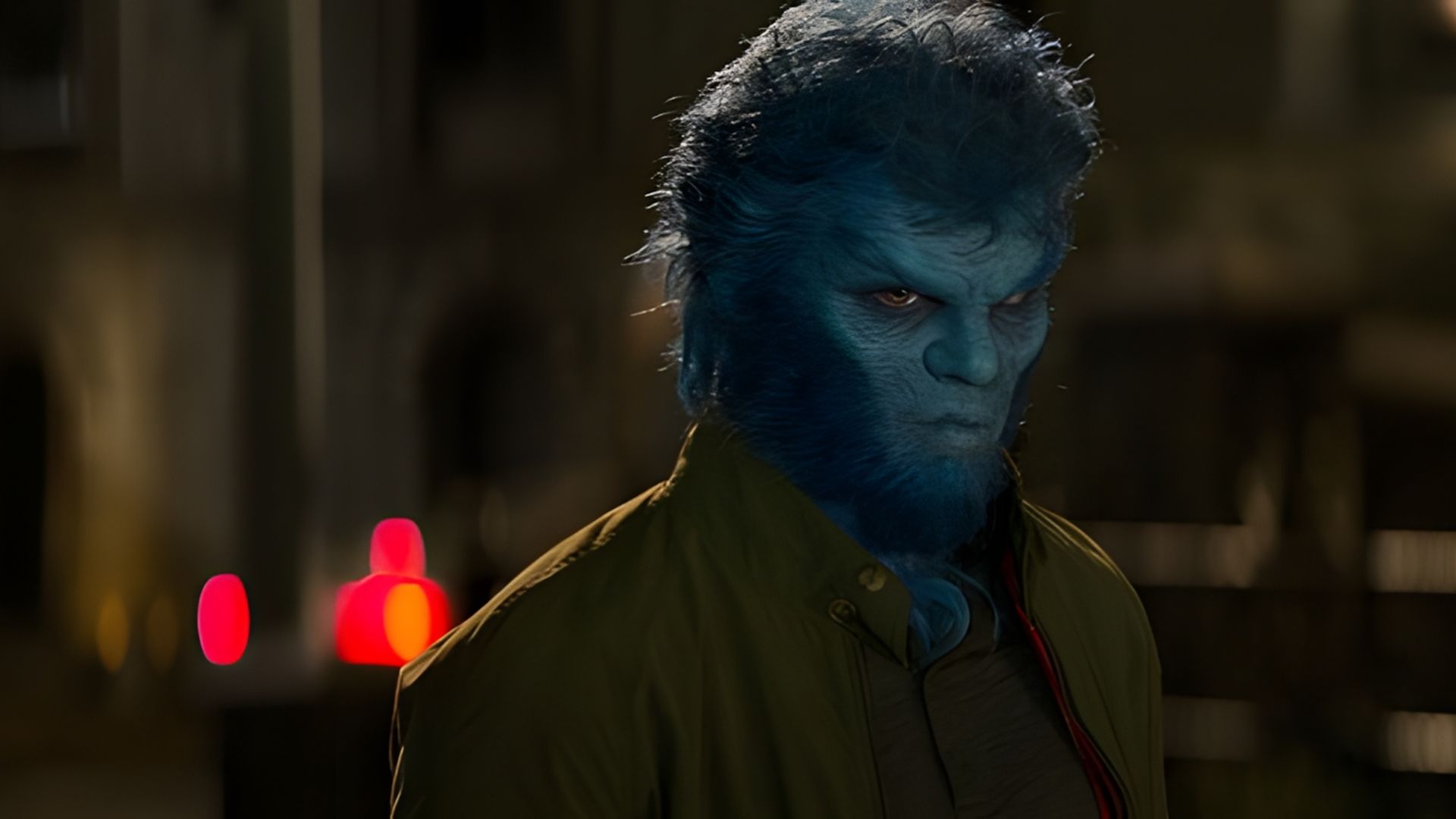 Nicholas Hoult con cara azul y pelo en una chaqueta verde de pie por la noche en una calle oscura